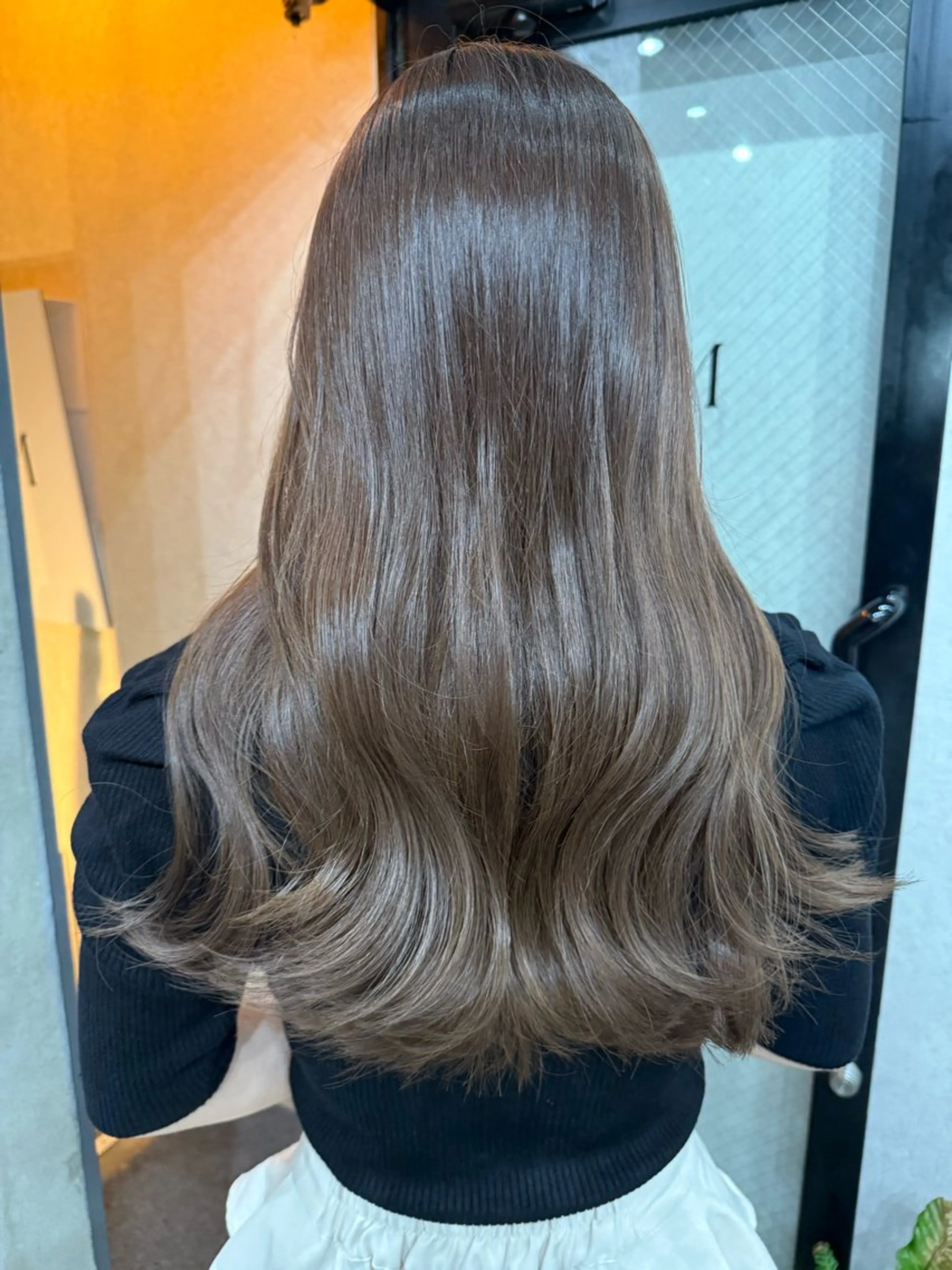 ロング カラー ベージュカラー AIRI layer cut hairのヘアスタイル