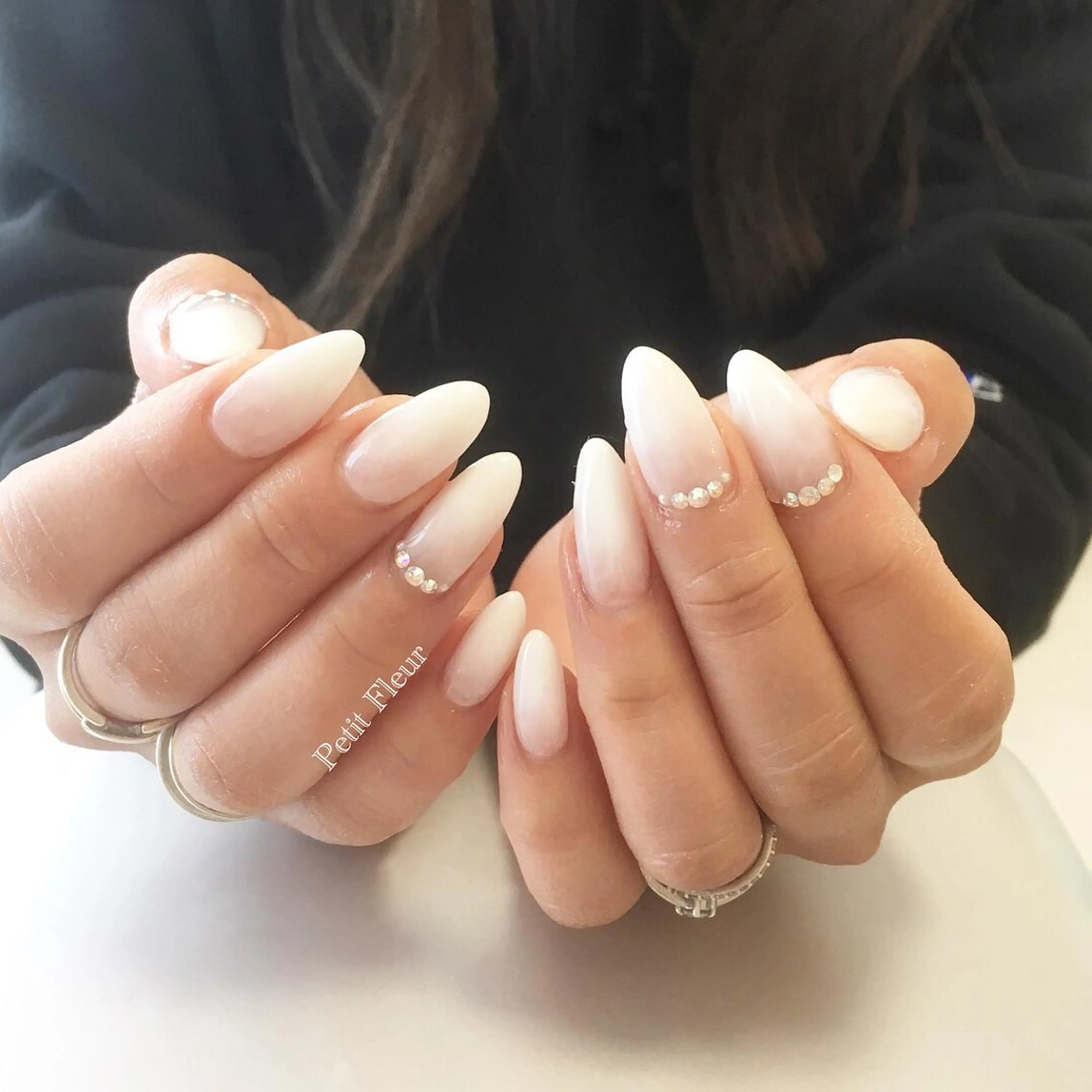 ネイル グラデーション ホワイト Petit Fleur所属・青柳 亜梨奈のマツエク・マツパデザイン
