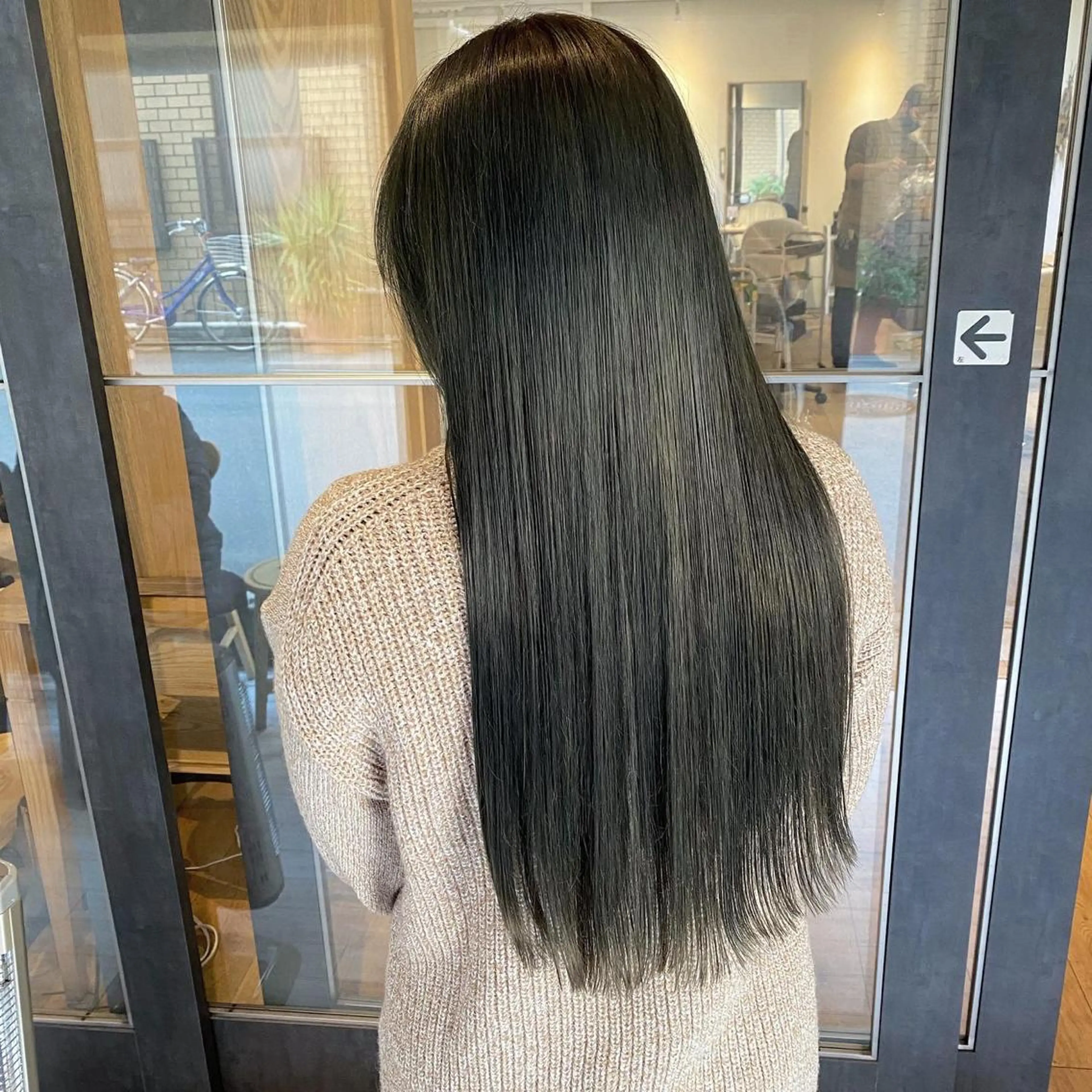 ロング カラー グレージュ オリーブグレージュ オリーブグレー カット ヘアカラー トリートメント newi 京橋 【yuuki】のヘアスタイル