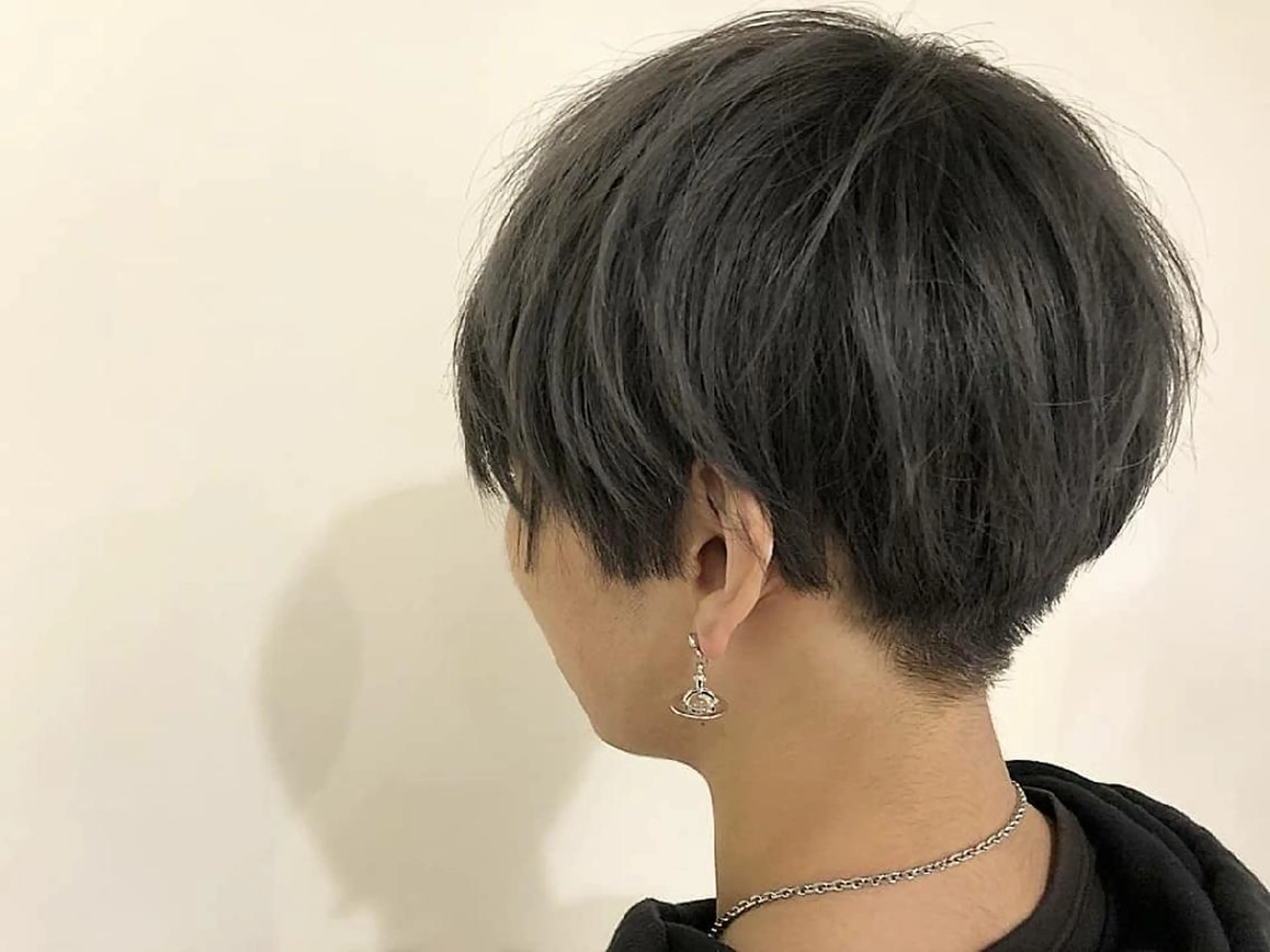 ショート カラー ブリーチ グレージュ 竹内啓太 ボブのヘアスタイル