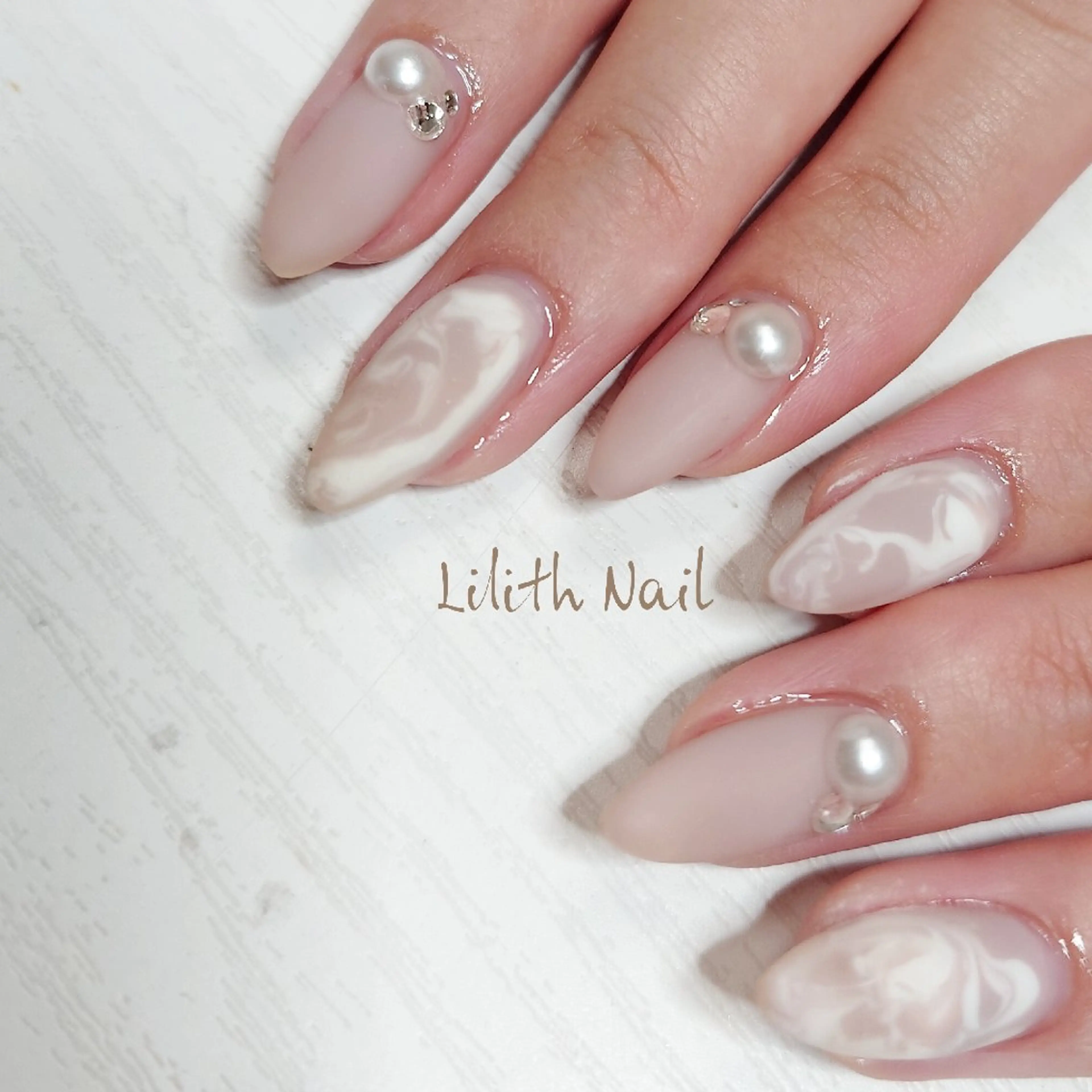 ネイル ストーンネイル ハンドネイル Lilith Nailのネイルデザイン