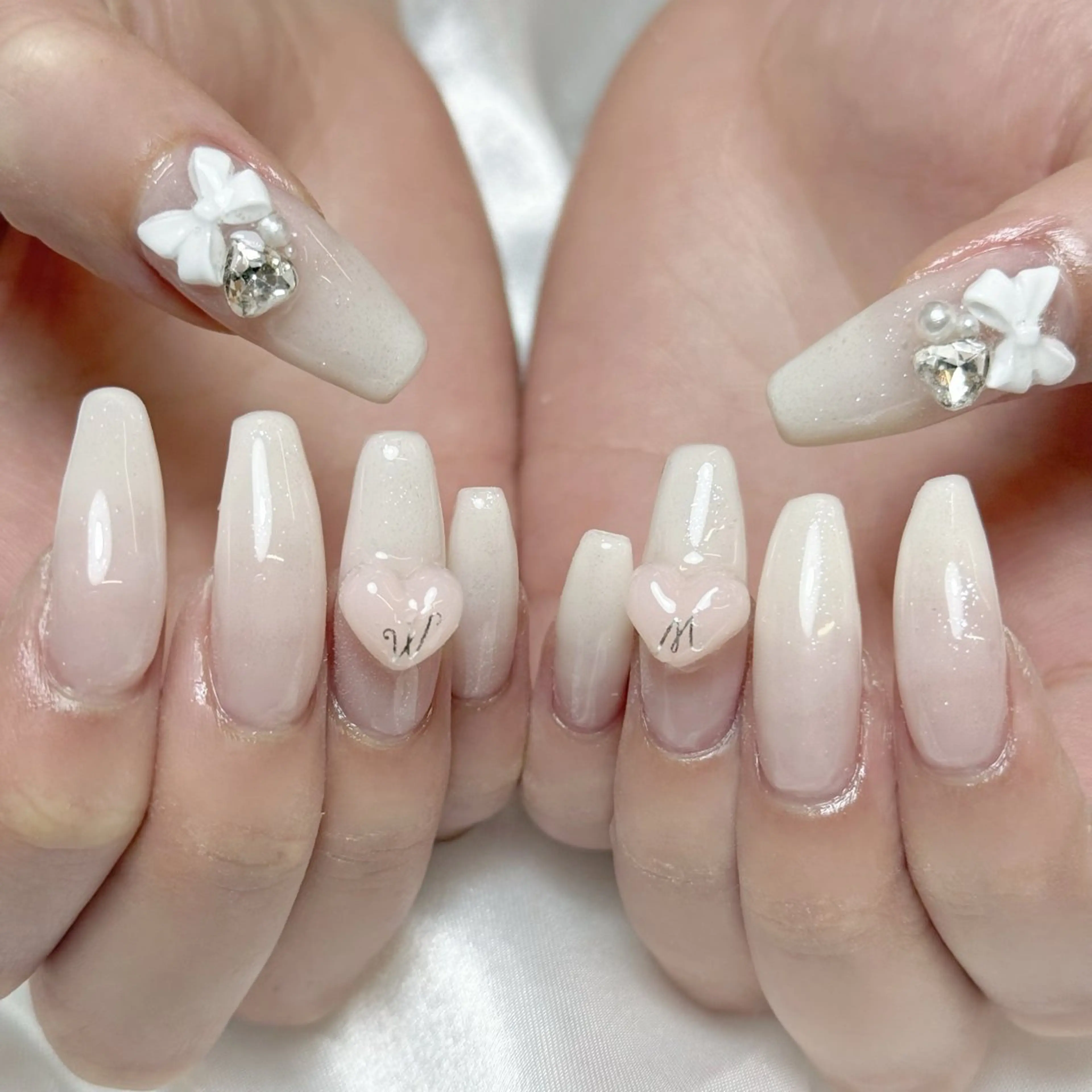 ネイル オーロラネイル ブルー フラッシュネイル フットネイル フレンチネイル ハンドネイル fein. miku🎀🍼のネイルデザイン