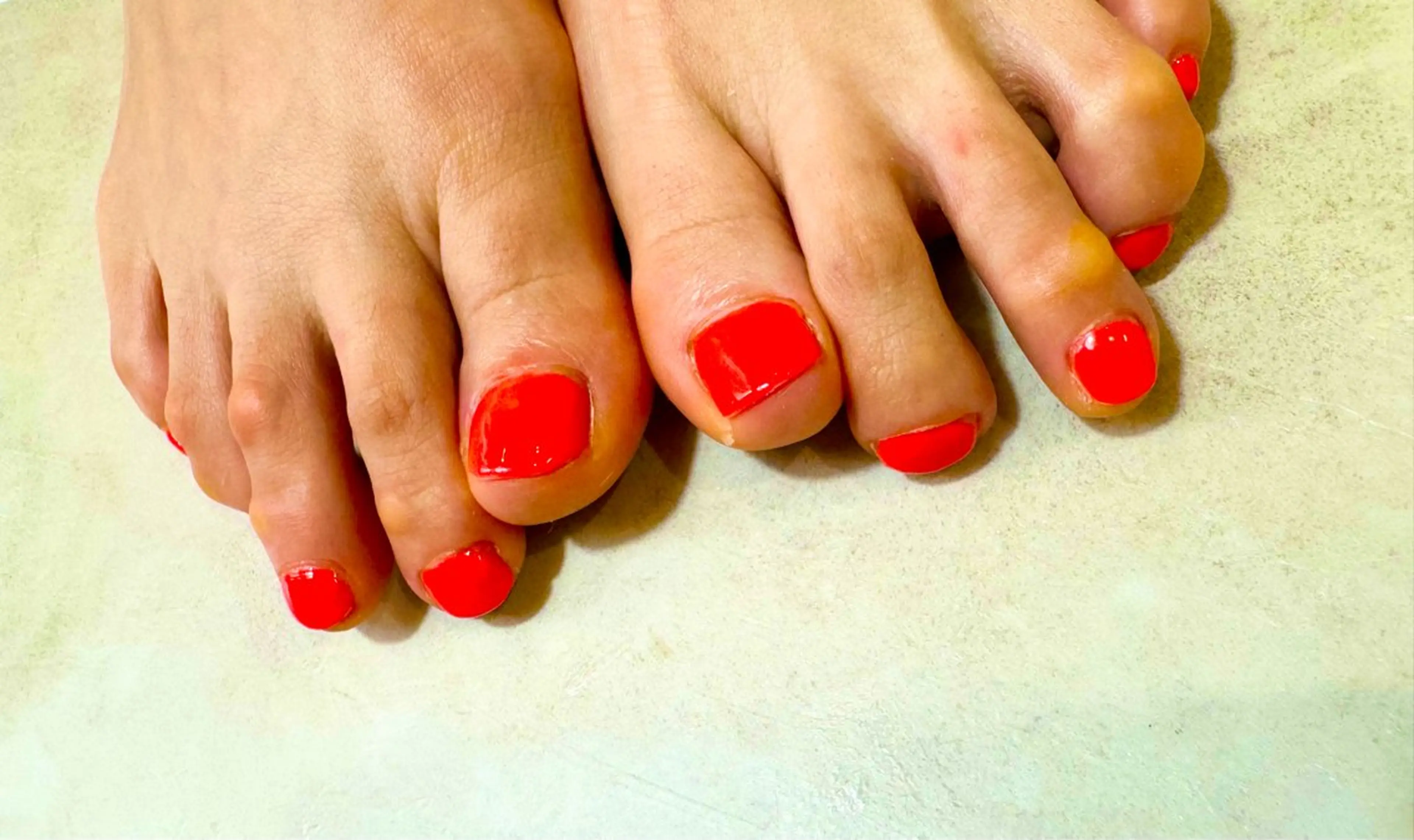 ネイル フットネイル ワンカラーネイル Mahiru ➰🎀🤍のネイルデザイン