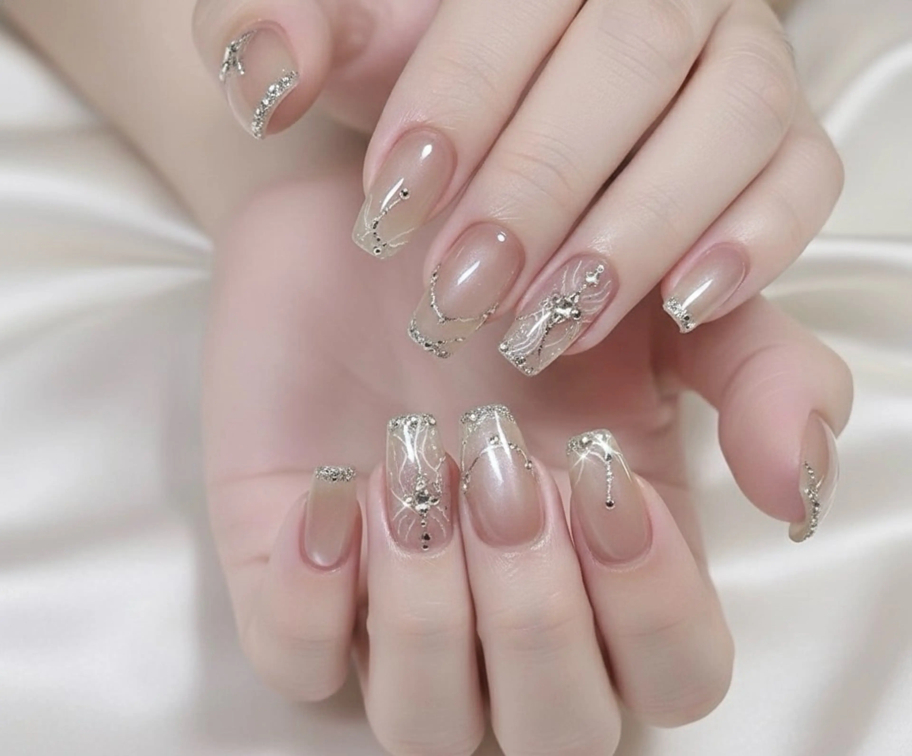 ✨ シアーヌード×シルバーラインアートネイル ✨💎ちゅるんと透け感ヌード🤍繊細シルバーライン&小粒ストーン💅の写真