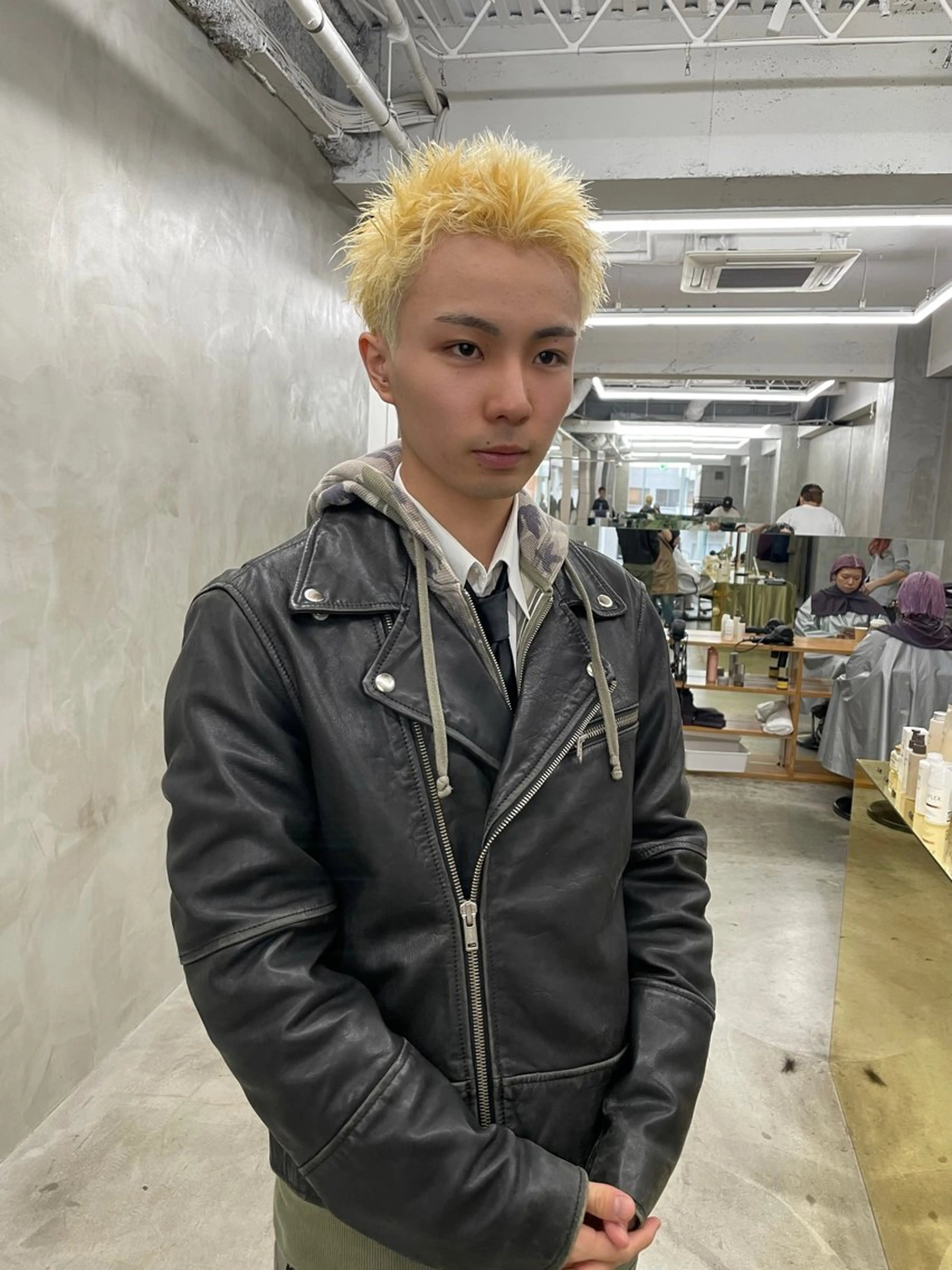 ショート カラー メンズ メンズハイトーン 抜きっぱなしブロンド ダブルカラー ハイトーンカラー スパイラルパーマ 🌐hina⭐️のヘアスタイル