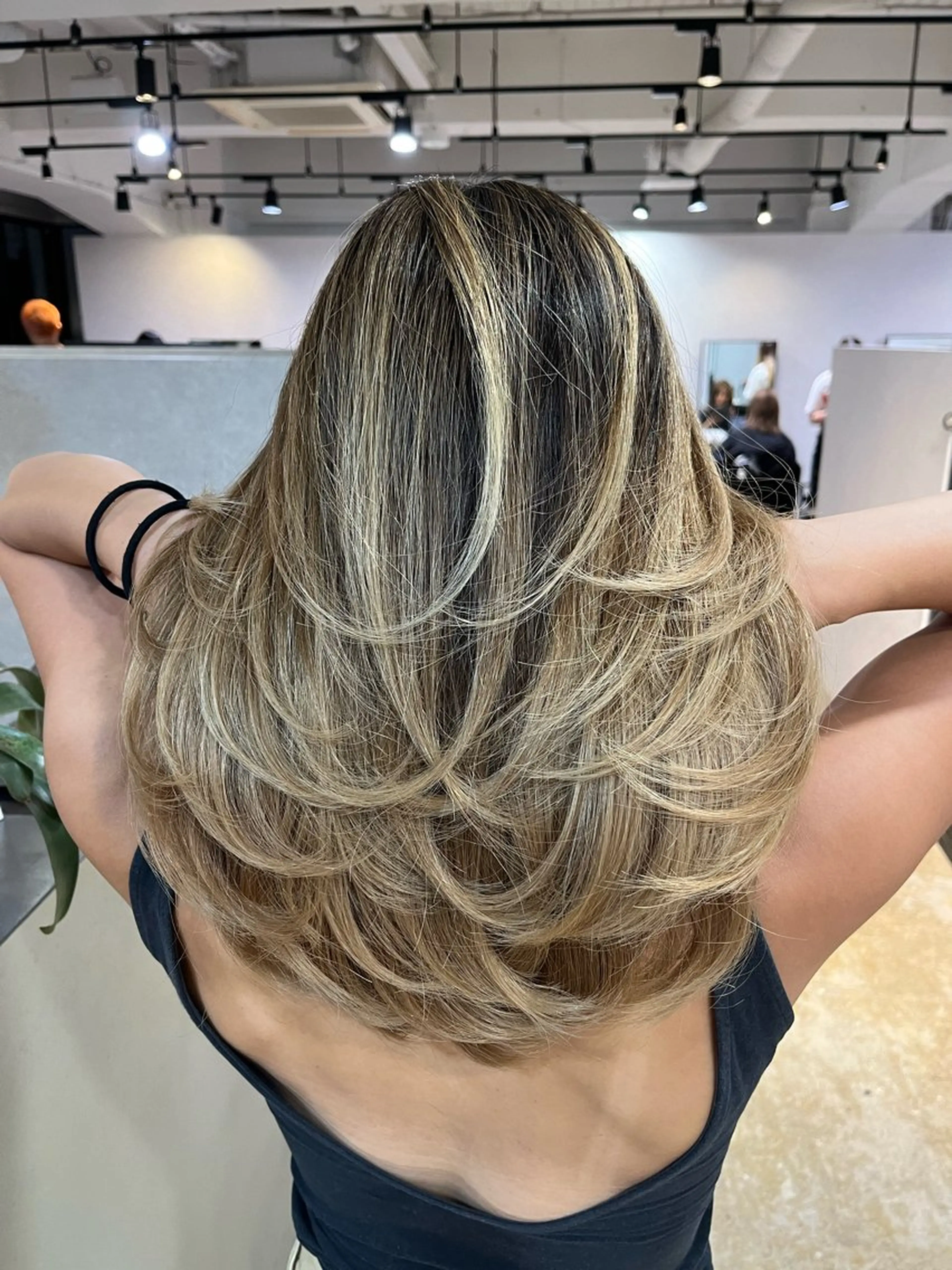 セミロング レイヤーカット Merly Osakaのヘアスタイル