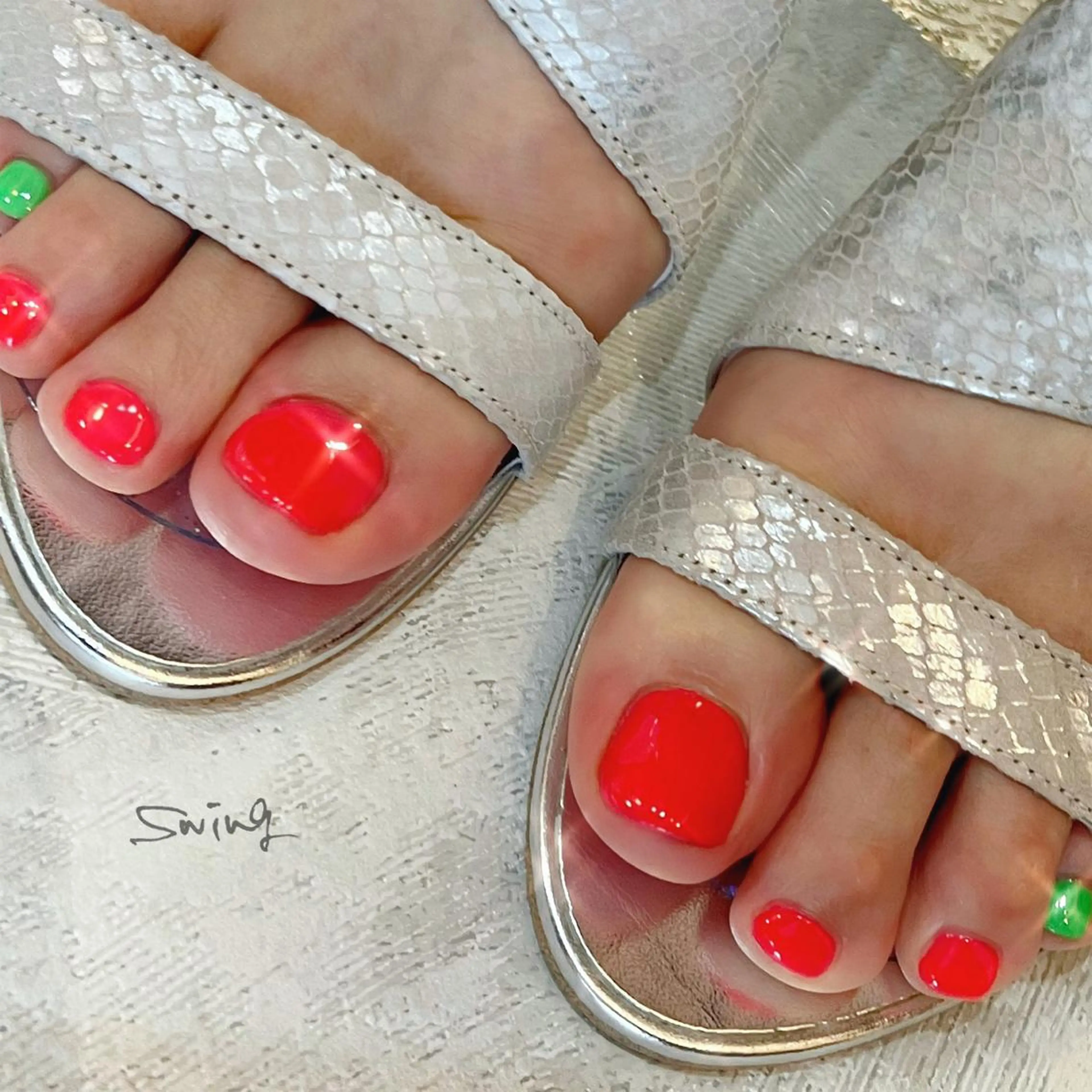 ネイル フットネイル グリーン ワンカラーネイル ピンク SWING Nail Salon所属・Yoshida Takakoのネイルデザイン