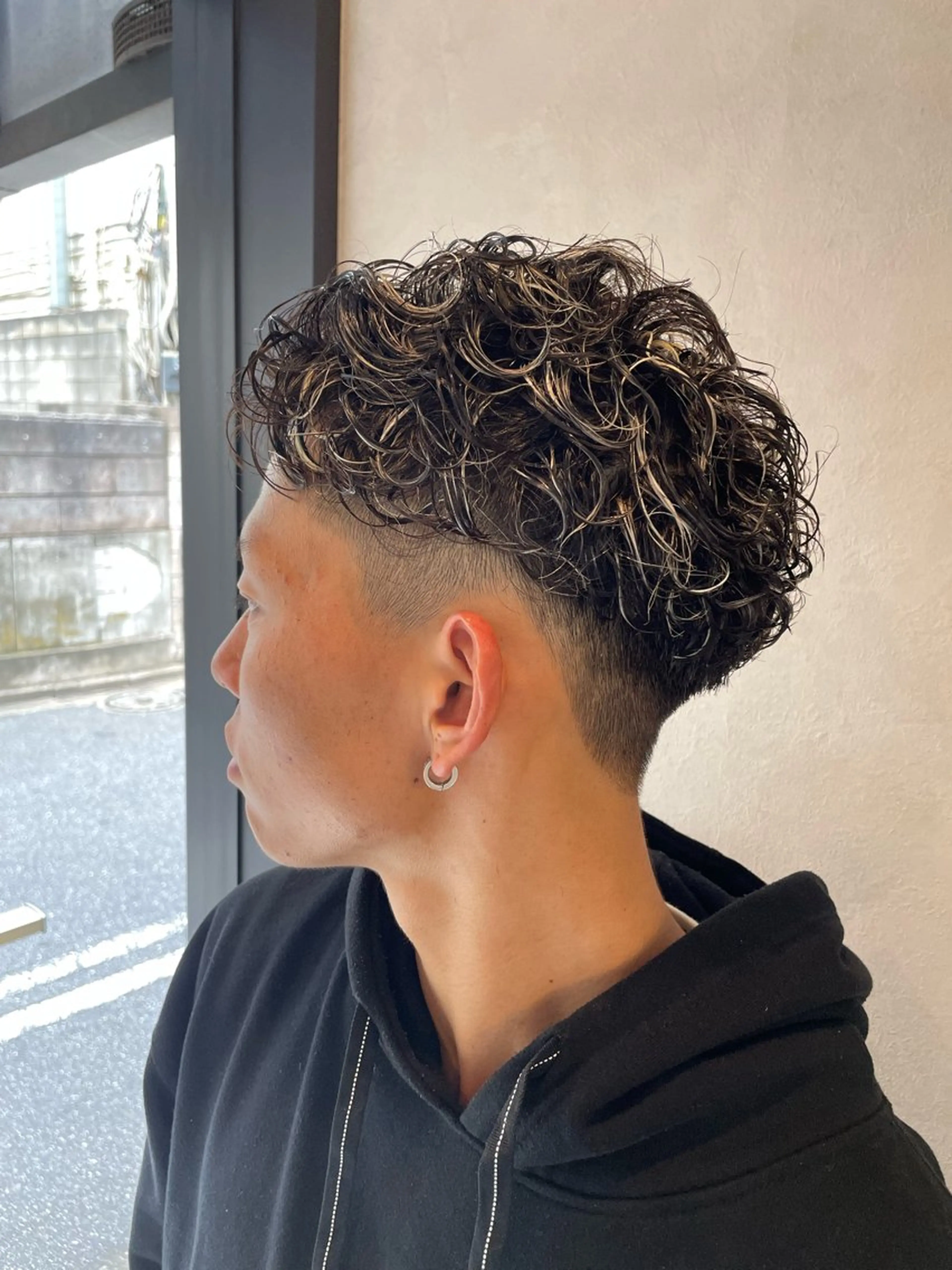 ショート ハイライト ツイストパーマ MEN'S SEEK所属・石井 圭祐のヘアスタイル