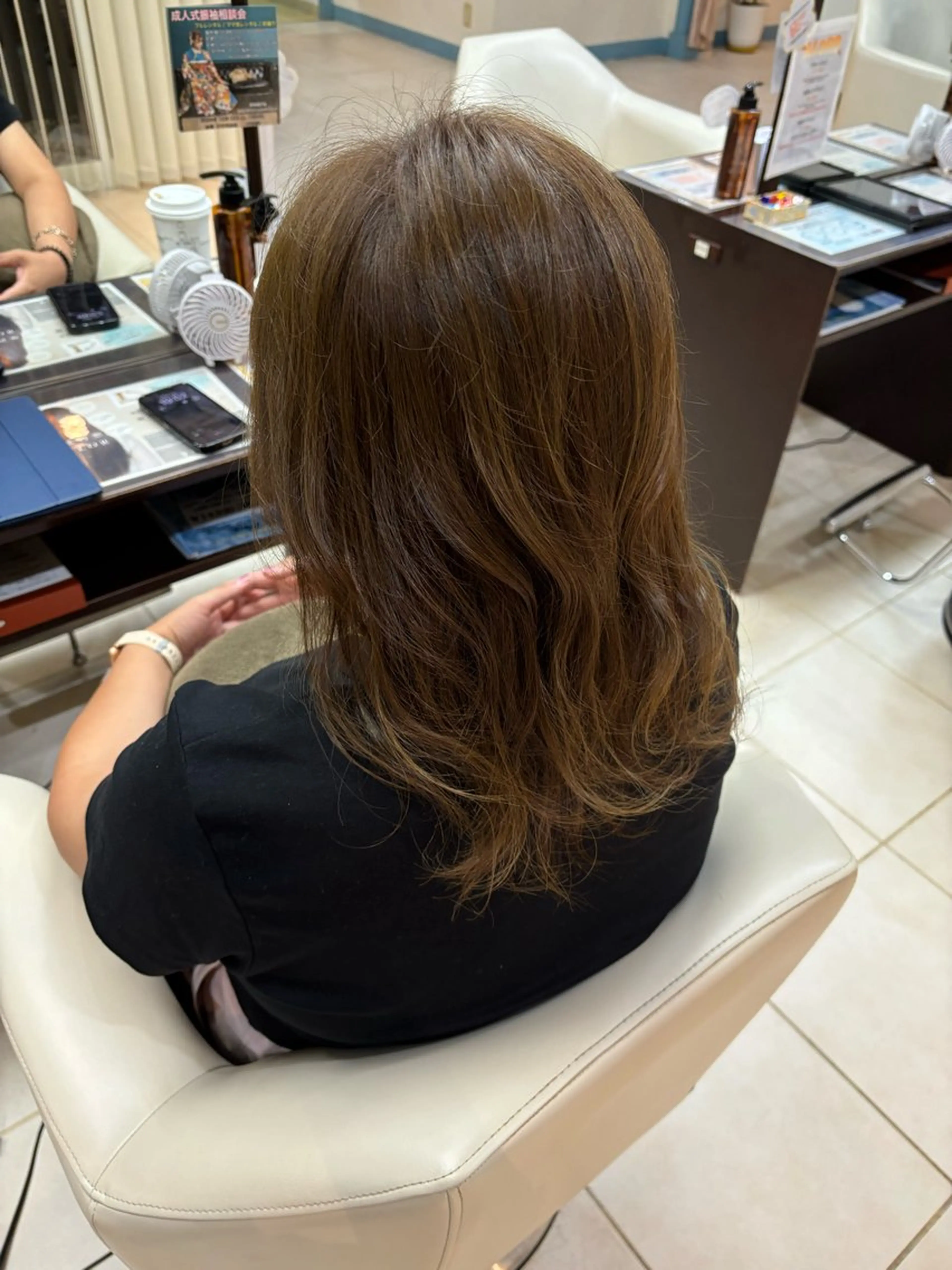 ミディアム カラー 伊藤 杏奈のヘアスタイル