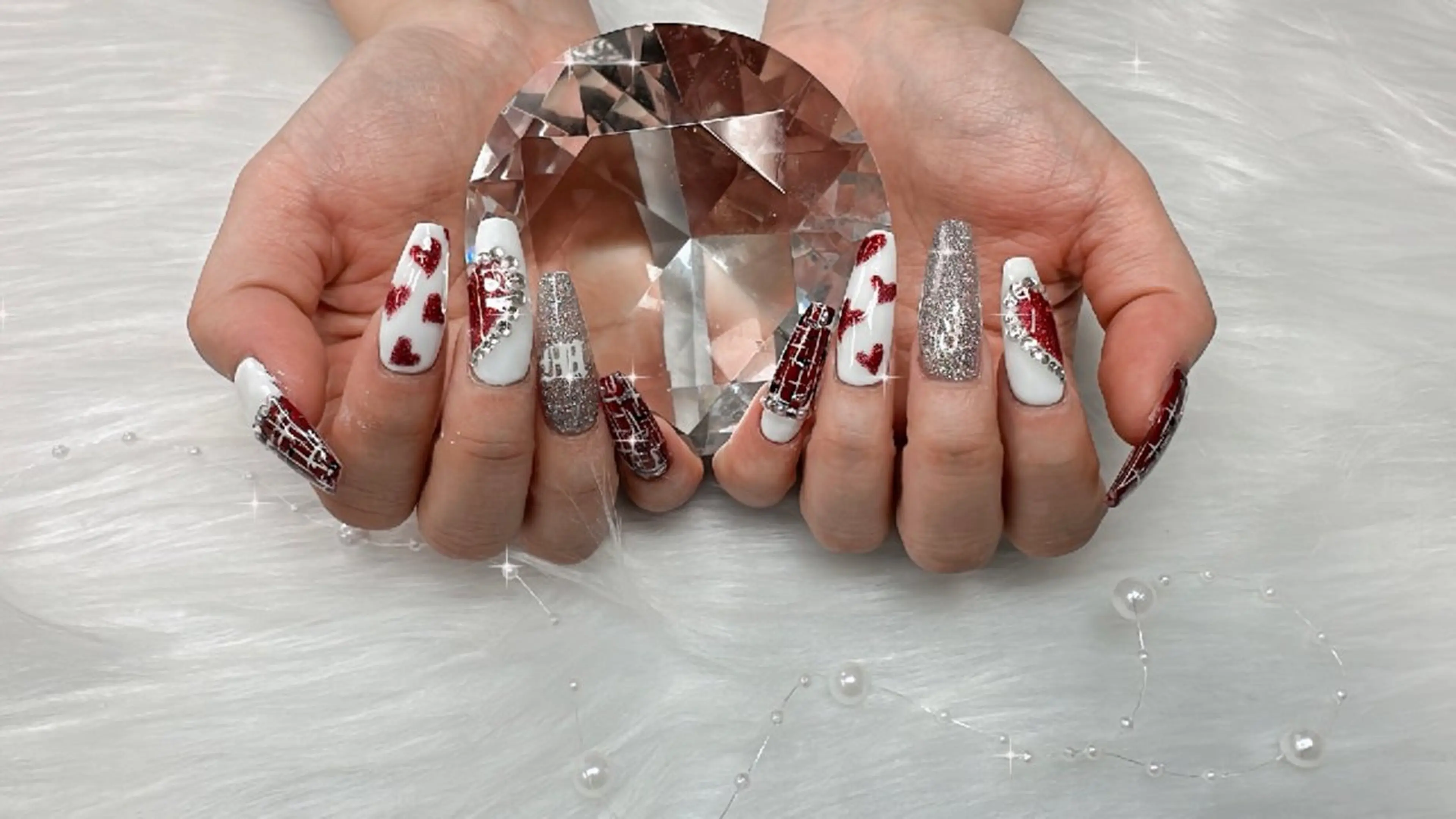 ネイル ハート 赤色 シルバー バレンタイン 中西 美羽のネイルデザイン