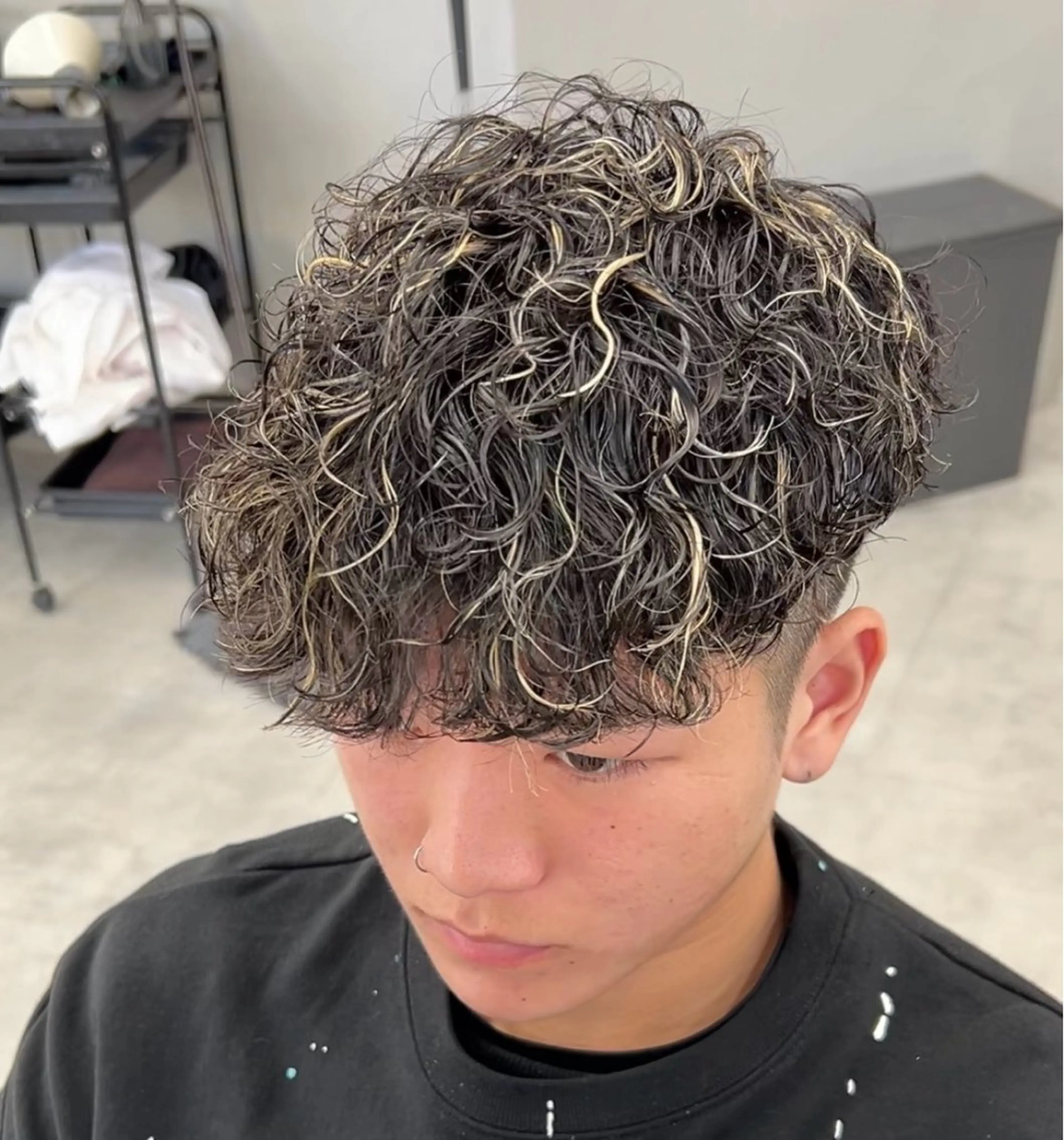 ショート カラー パーマ メンズ メンズハイライト メンズメッシュ メンズパーマ スペインカール ハイライトカラー カット ヘアカラー パーマ ヘアセット メンズパーマ/ 新潟駅/佐藤裕のヘアスタイル