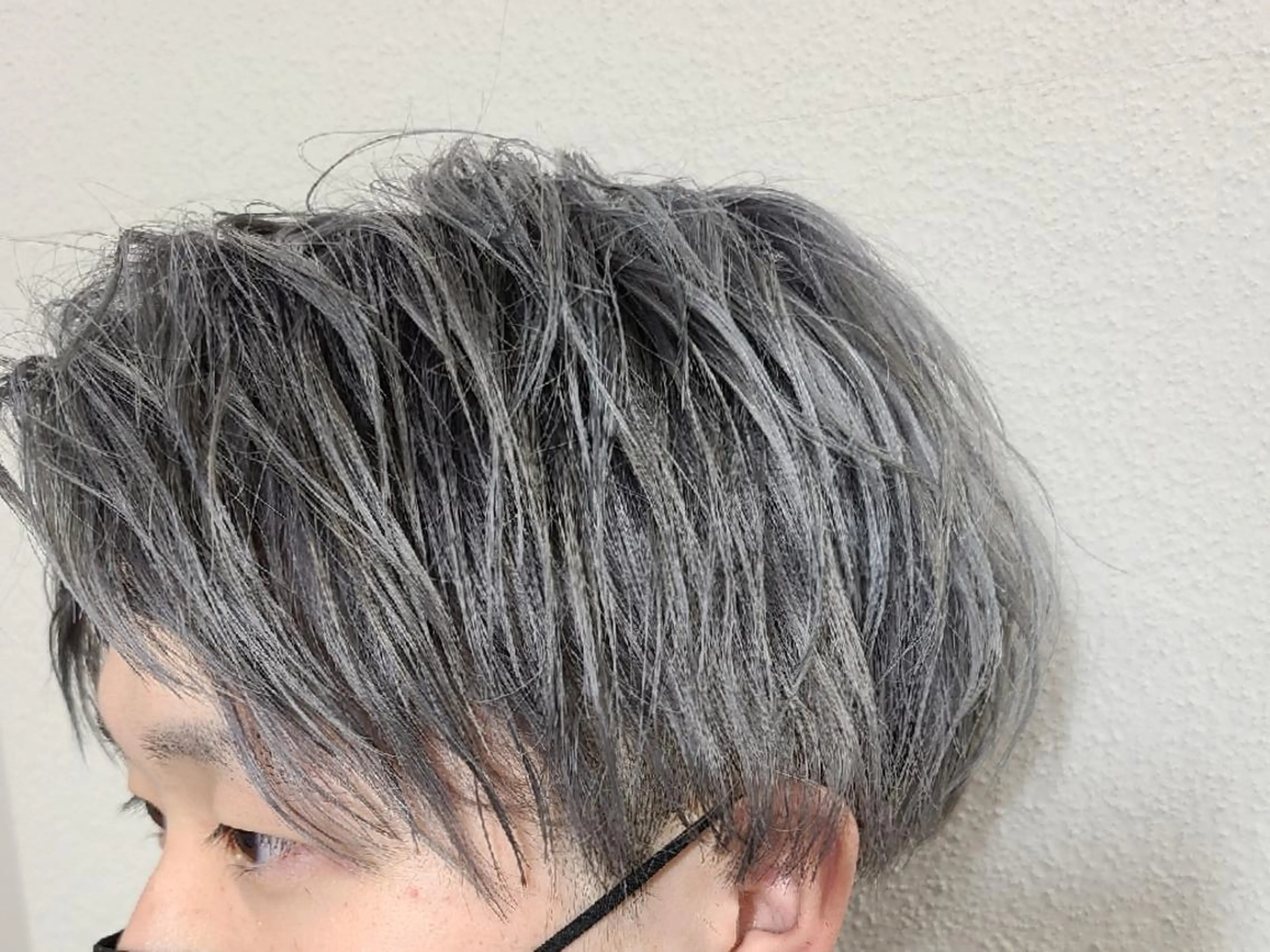 メンズ カラー メンズブリーチ センターパート ブリーチ シルバー ホワイトシルバー FREEX所属・特殊パーマ 片山恭兵のヘアスタイル