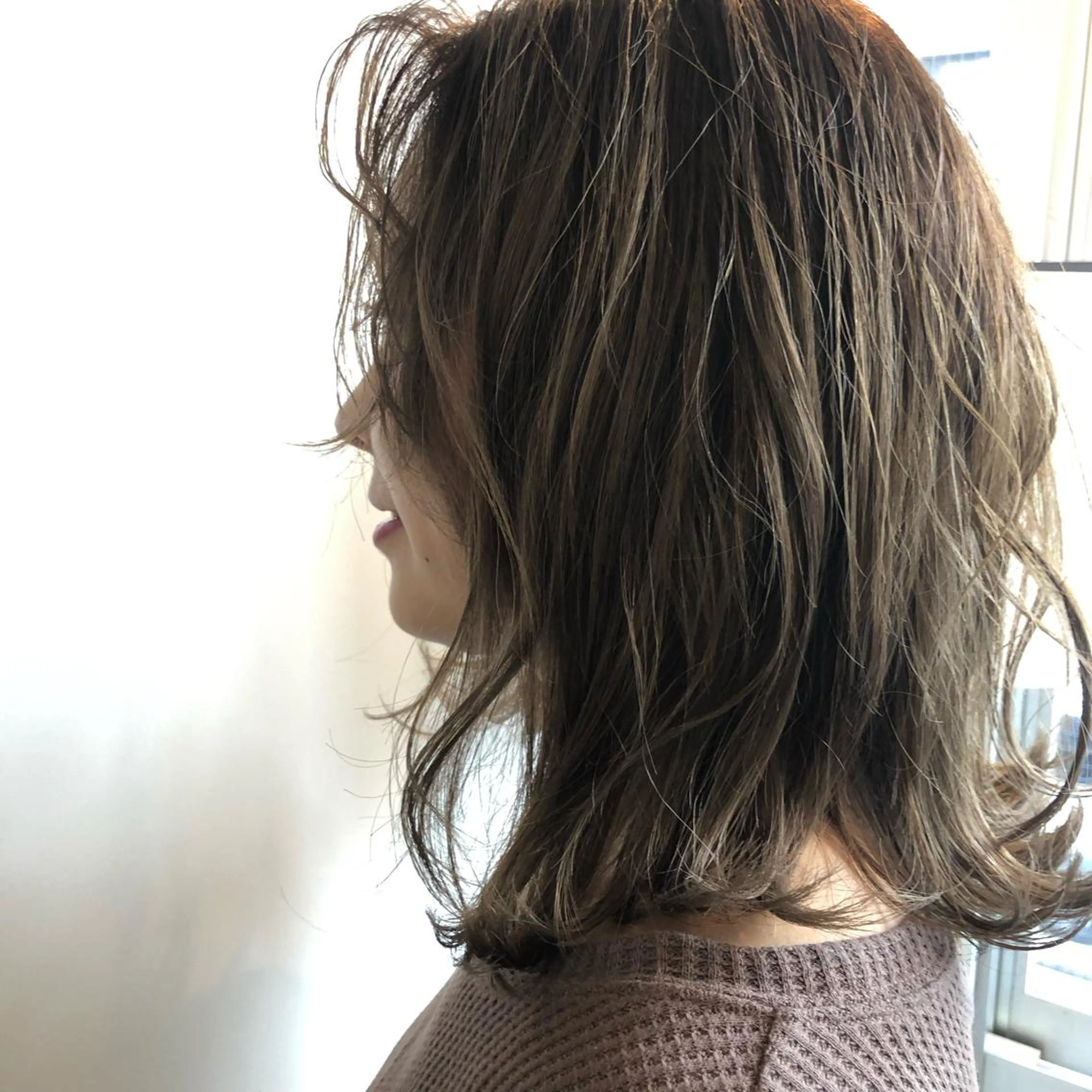 セミロング カラー 白土 さくらのヘアスタイル