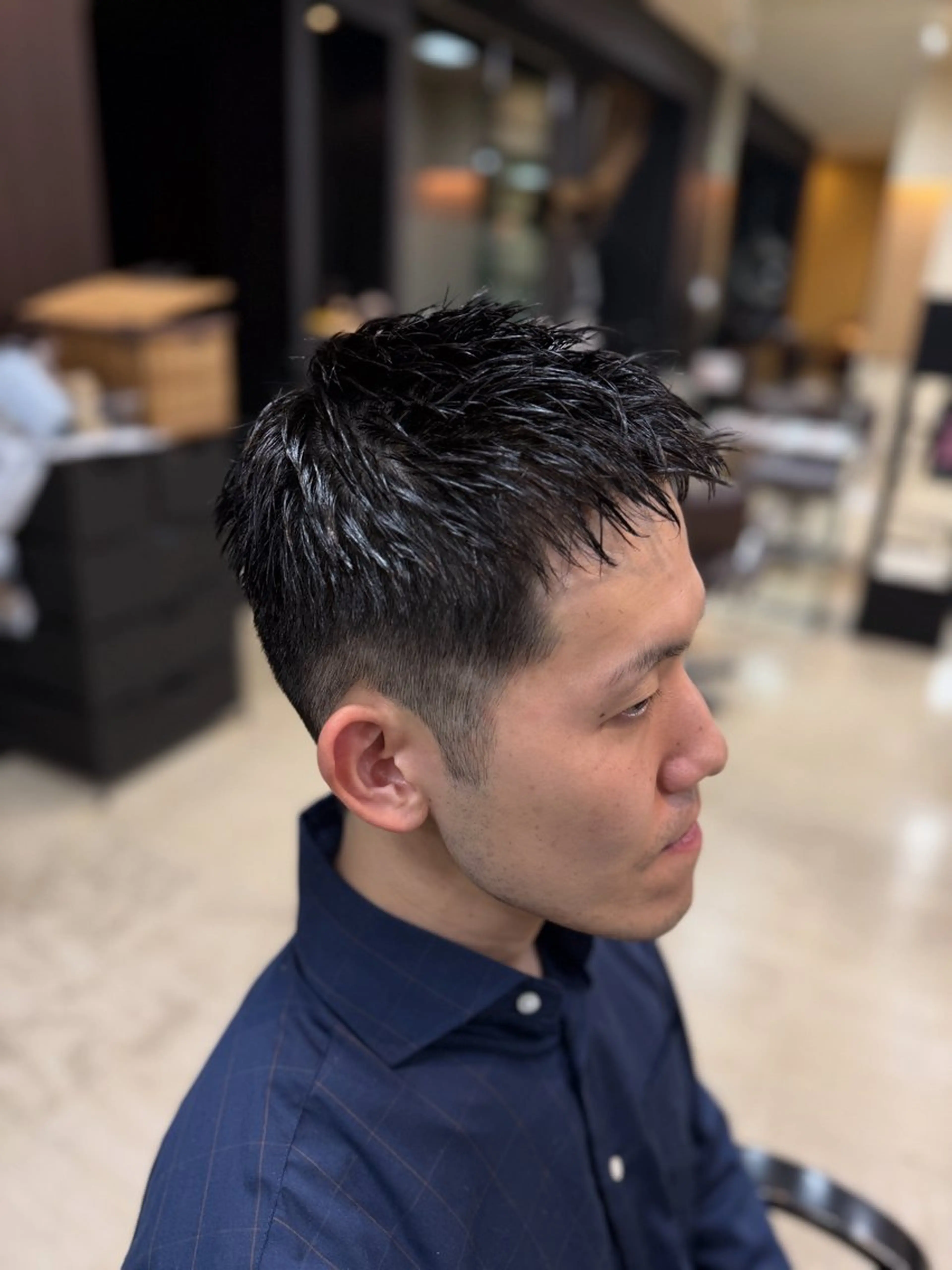 ショート メンズ センターパート フェザーパーマ メンズパーマ メンズツイストパーマ 波巻きパーマ 東田 篤希のヘアスタイル