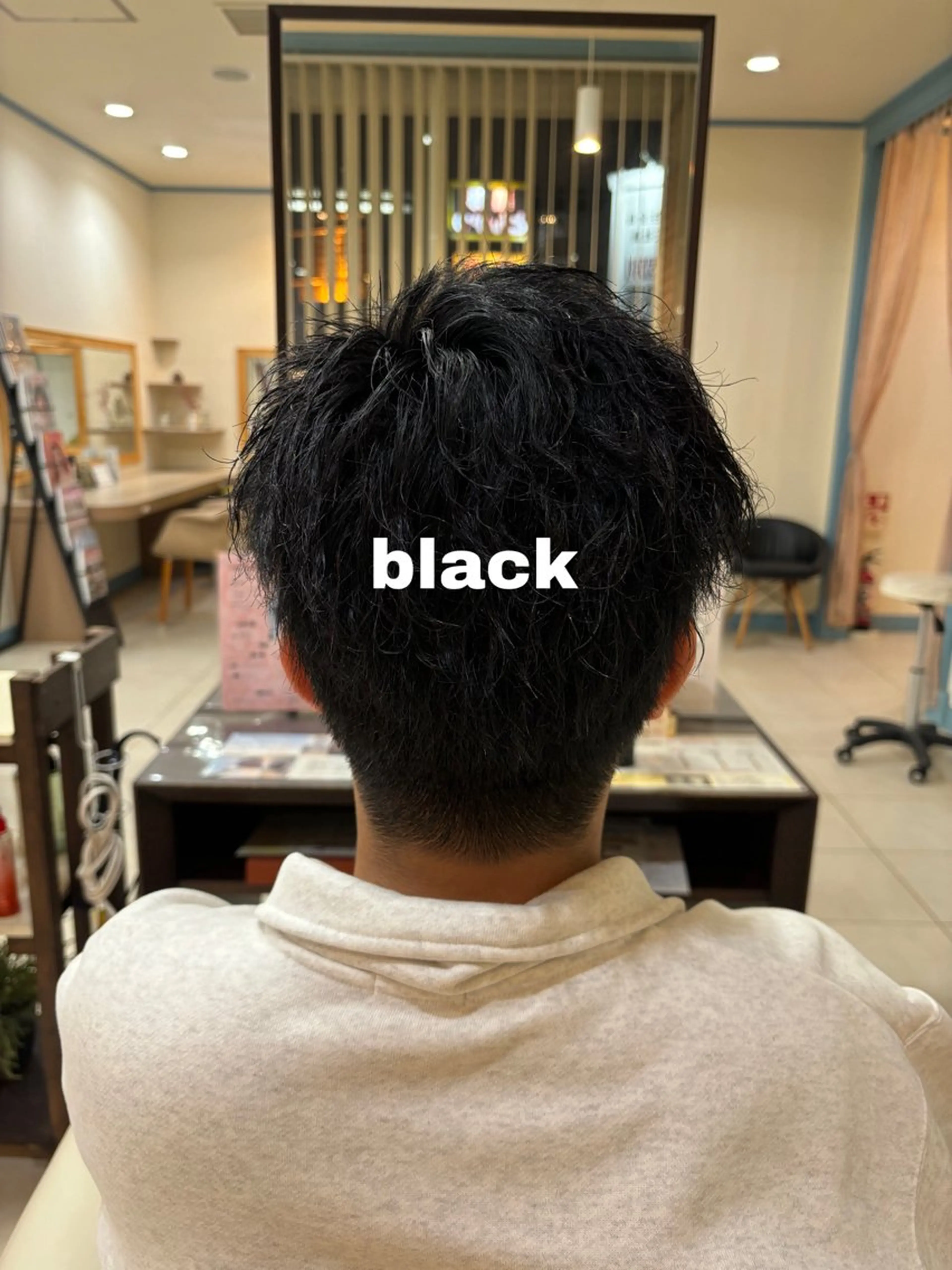 カラー メンズ 伊藤 杏奈のヘアスタイル