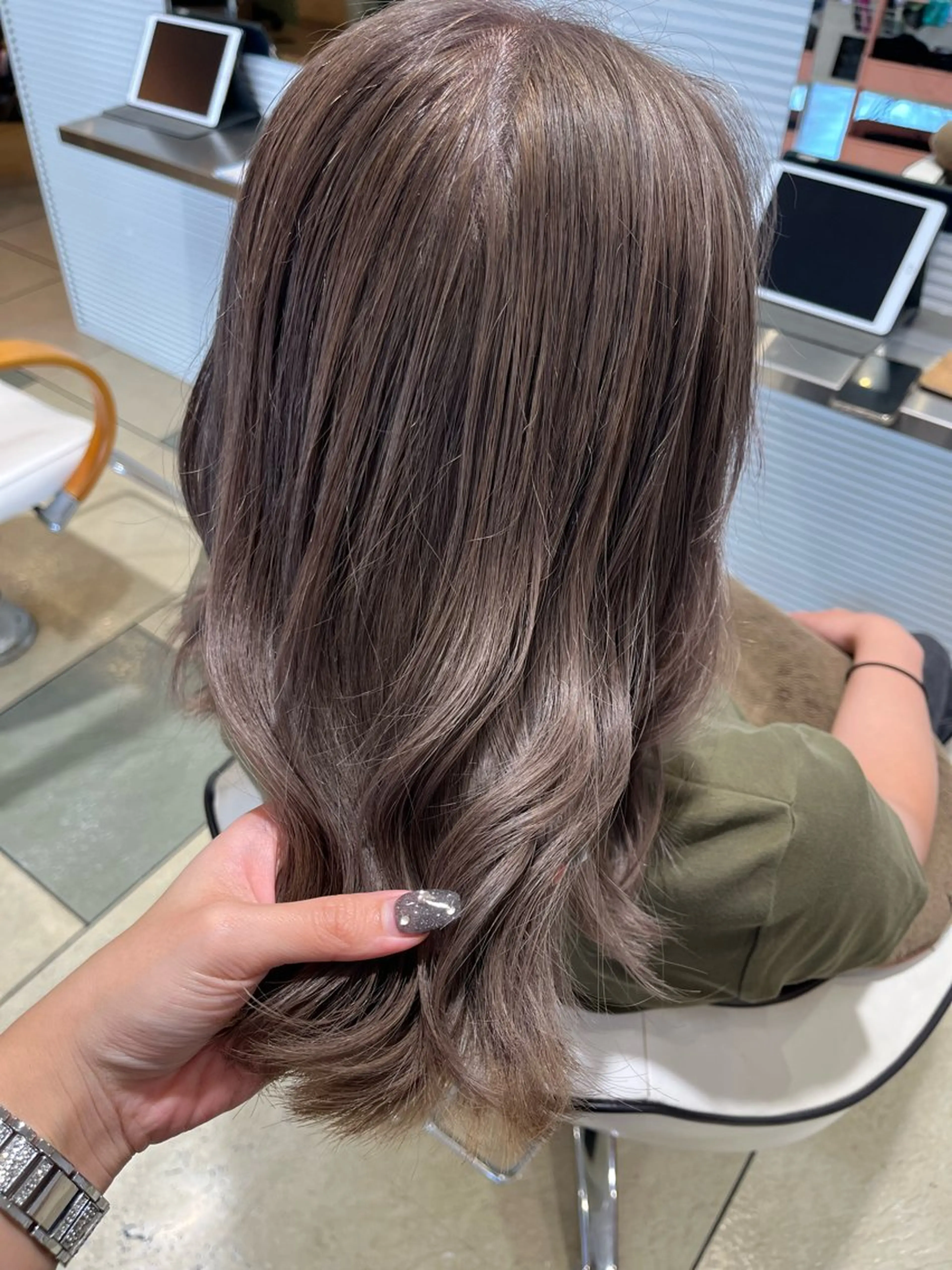 ロング カラー カット ヘアカラー トリートメント ☘️折戸結菜☘️ ハイトーンカラーのヘアスタイル