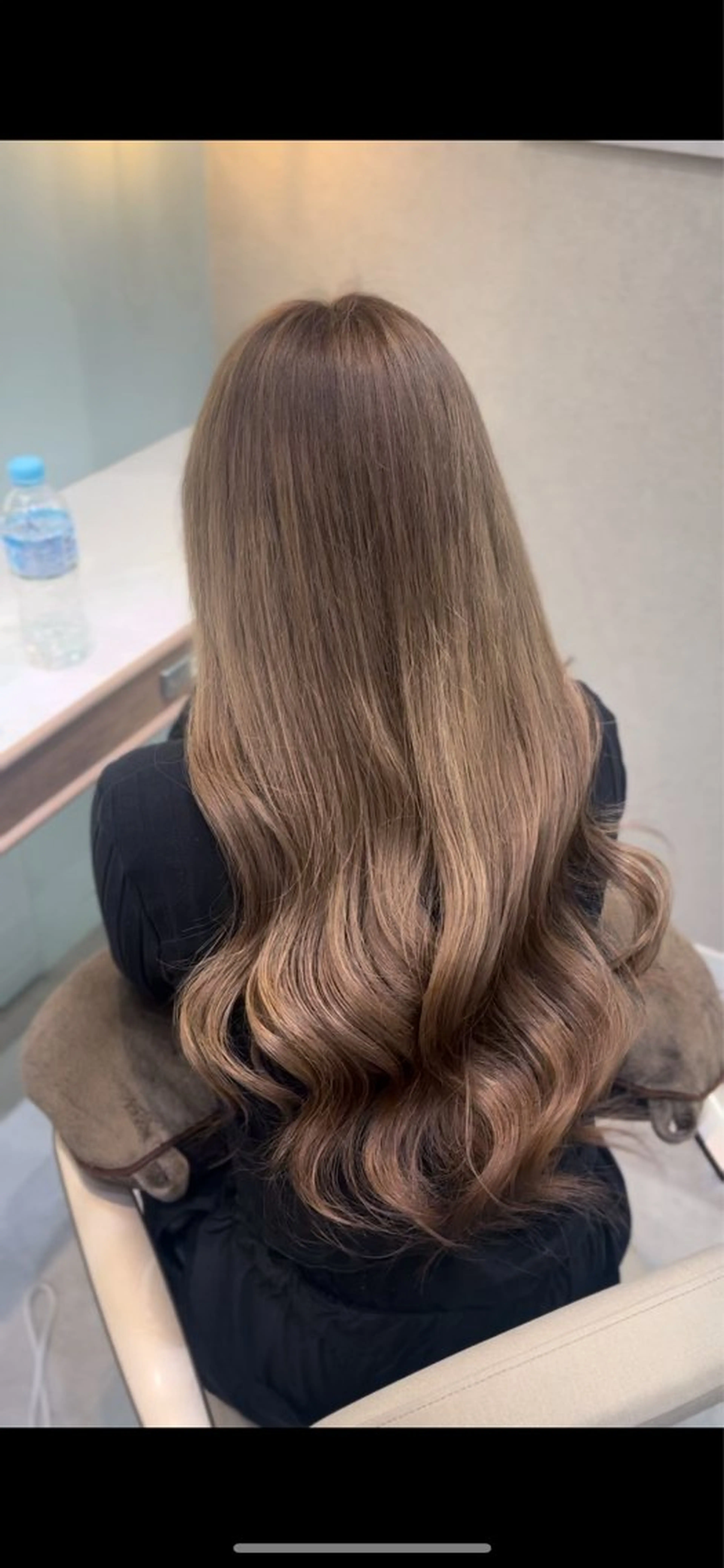 ロング カラー ベージュカラー ブリーチ 𝑴𝑰𝑨🎀赤髪 /ピンク/髪質改善のヘアスタイル