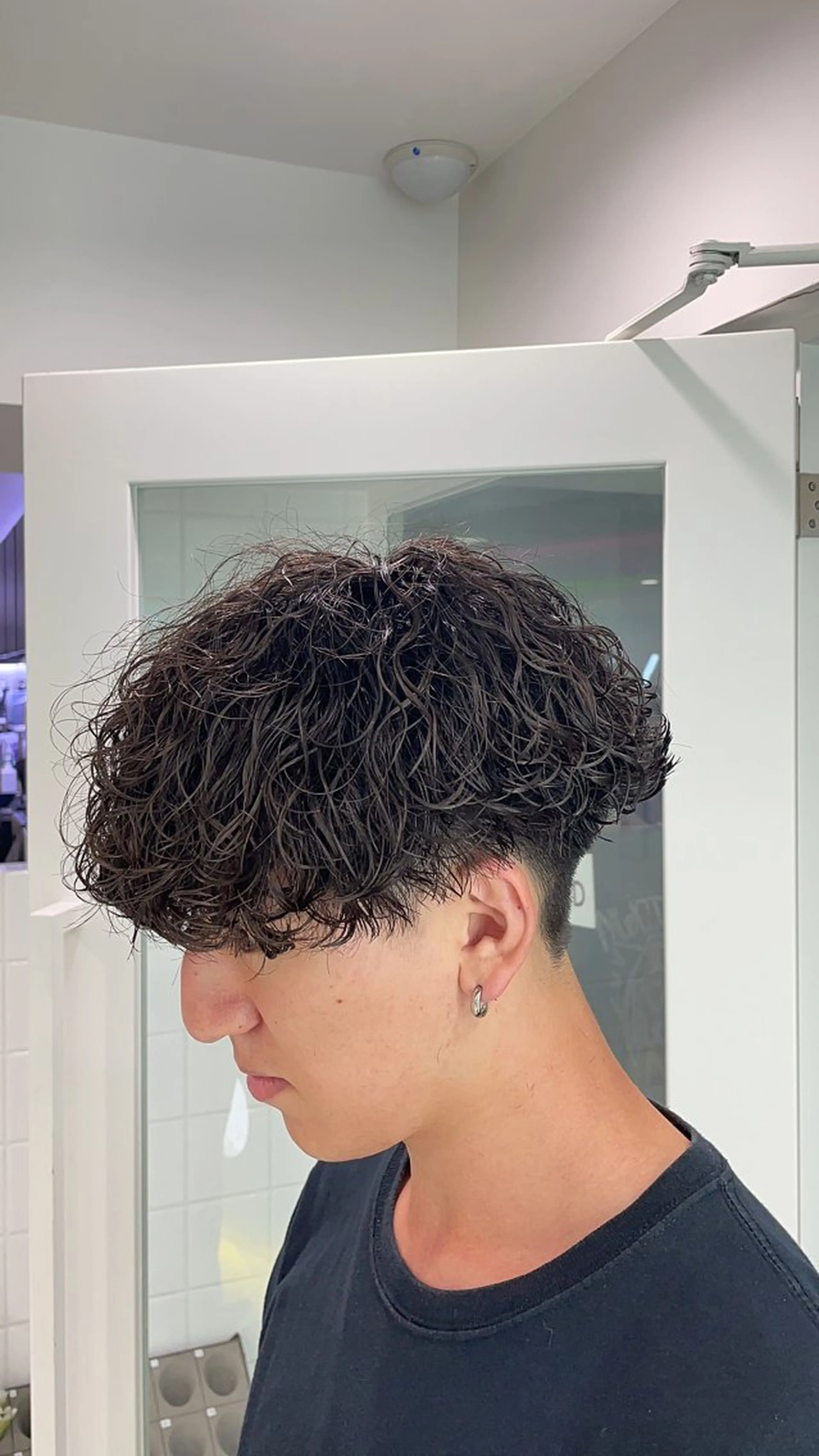 セミロング パーマ ヘアアレンジ メンズ 波巻きパーマ 艶カラー の達人のヘアスタイル