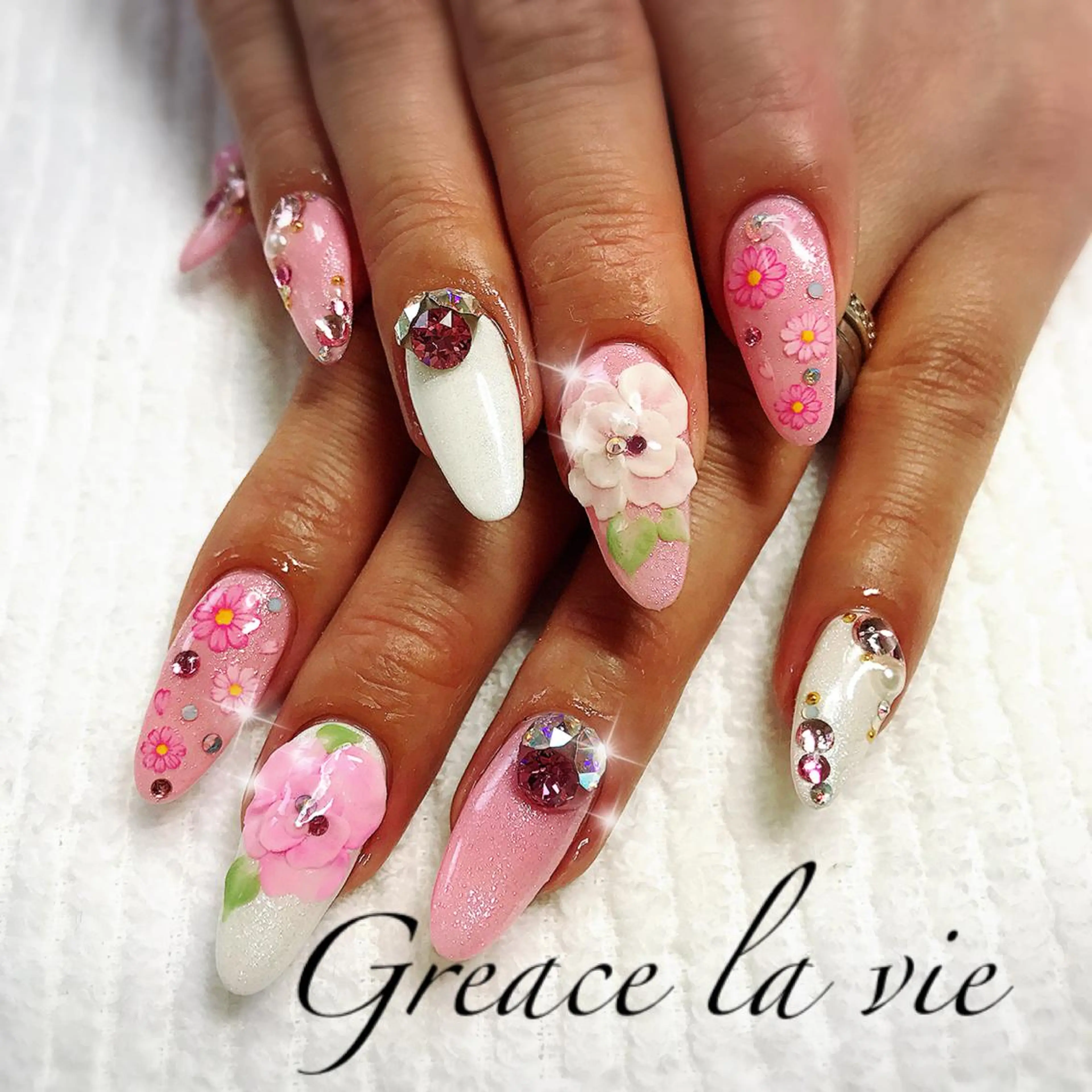 ロング カラー パーマ ネイル マツエク・マツパ フラワーネイル Greace la vie所属・Greace  la vieのネイルデザイン