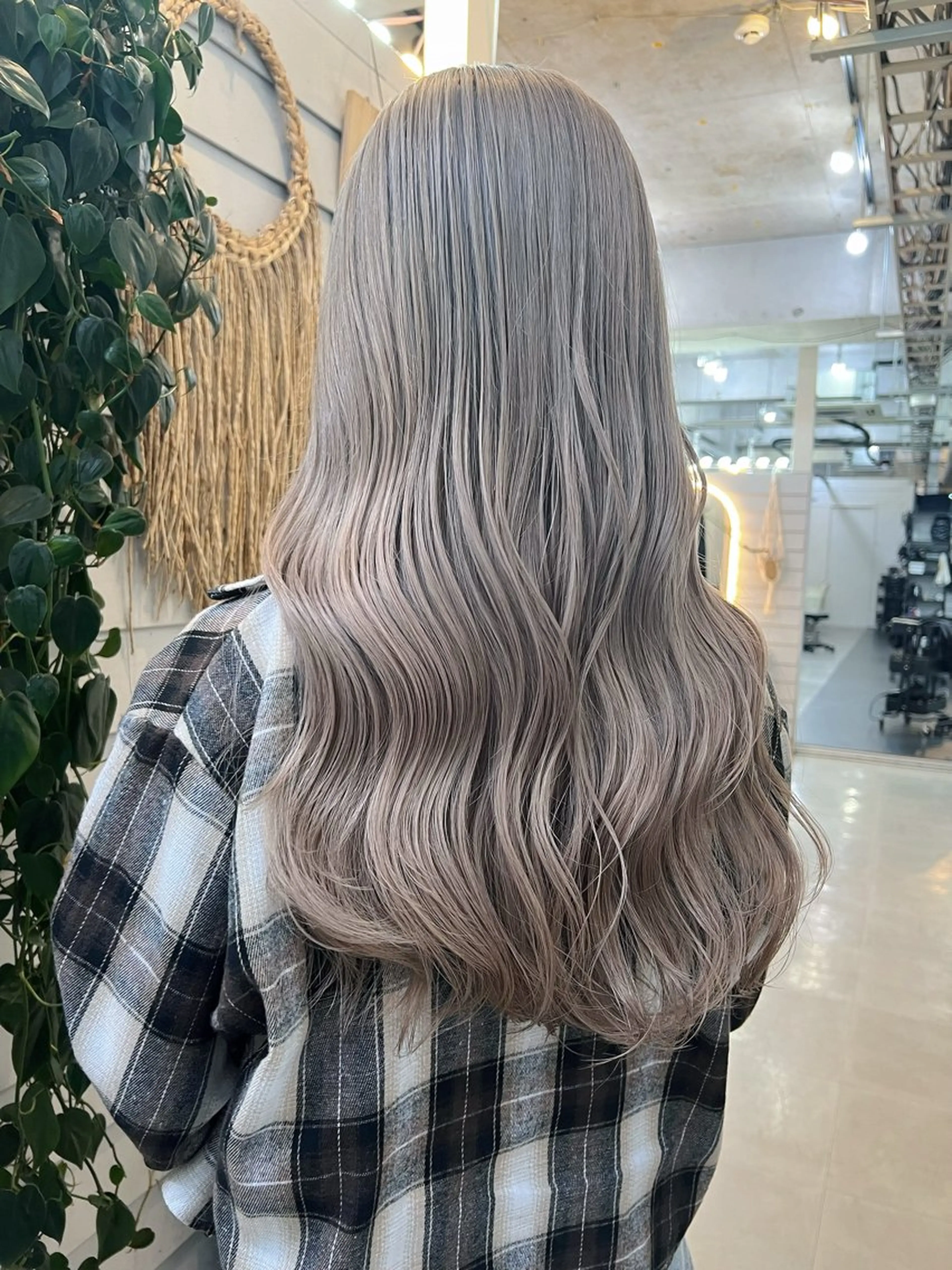 ロング カラー ヘアカラー YUI ハイトーンカラーのヘアスタイル