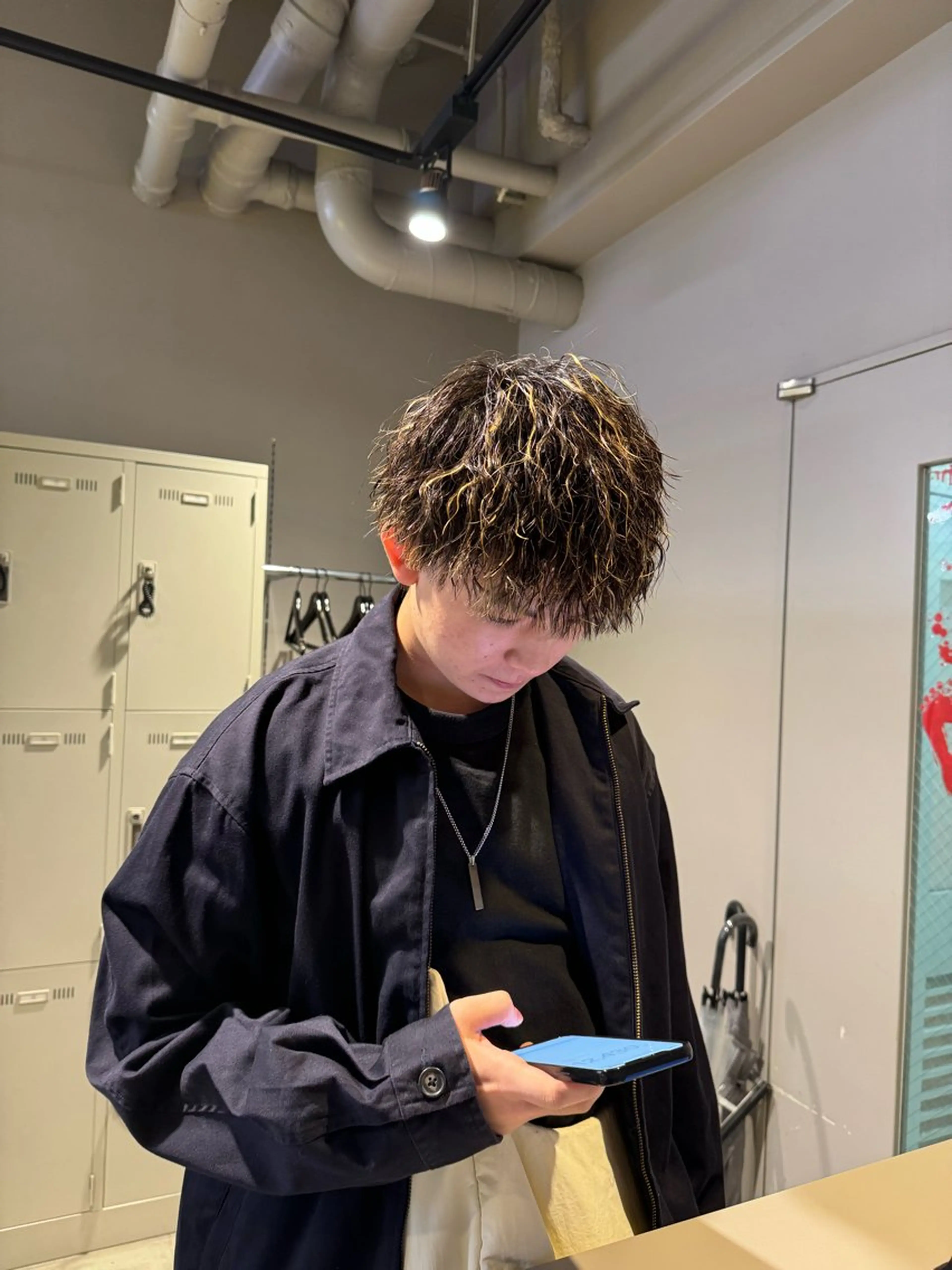 ミディアム カラー パーマ ヘアアレンジ メンズ ミディアムパーマ メンズハイライト メンズメッシュ メンズパーマ ハイライトカラー カット ヘアカラー パーマ ヘッドスパ ヘアセット 顔まわりカット の達人のヘアスタイル