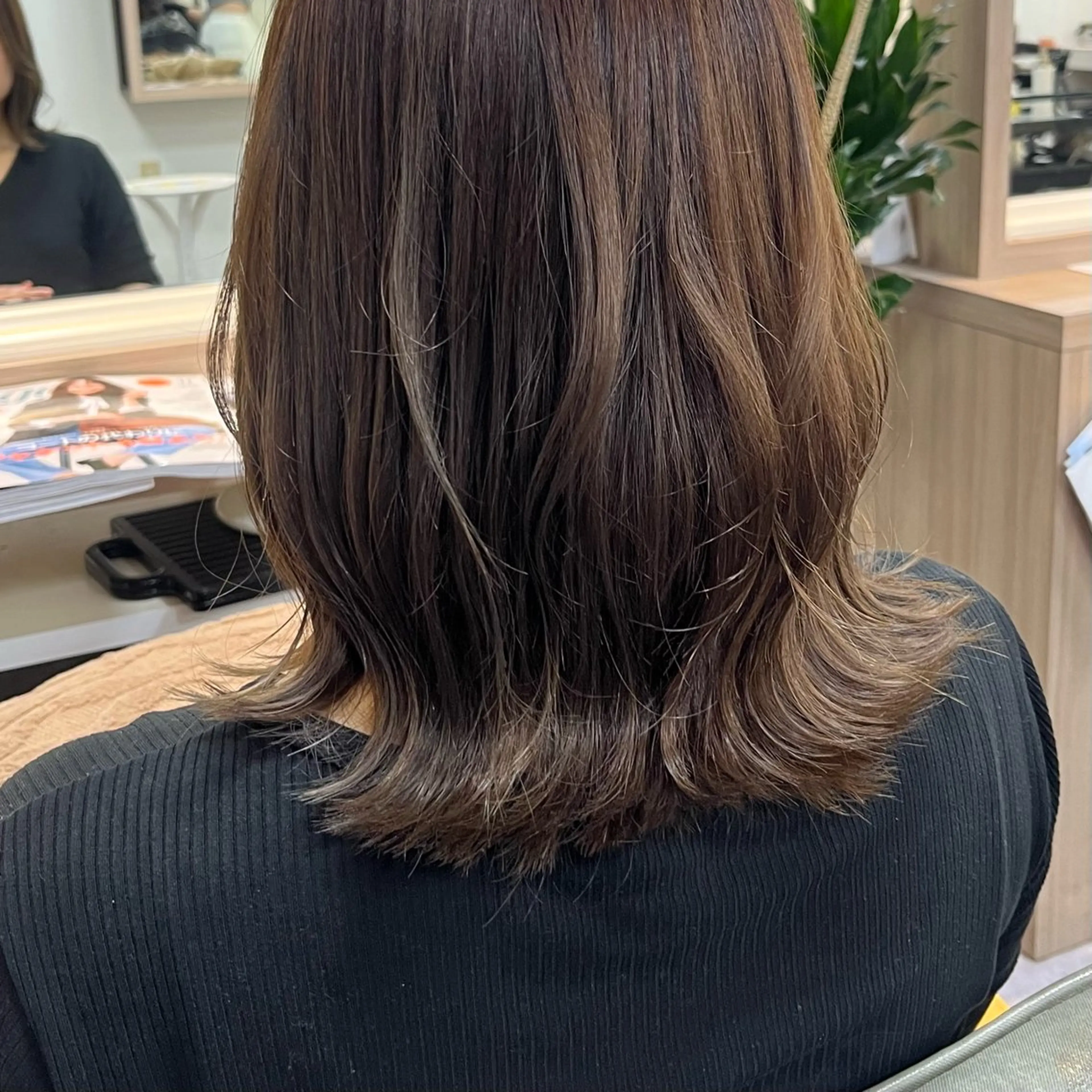 ミディアム アッシュ 光本 千紘のヘアスタイル