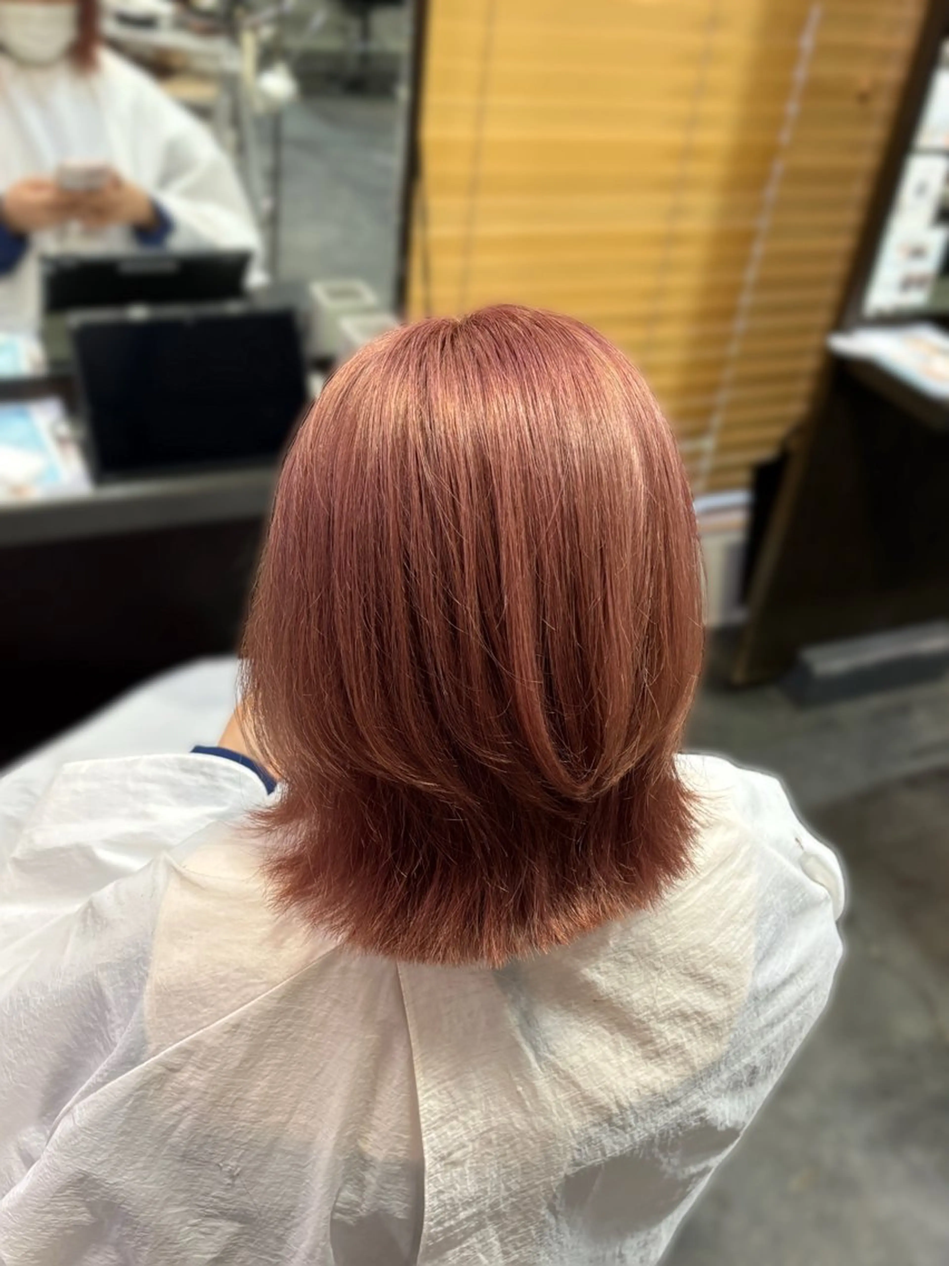 ミディアム カラー ボブレイヤー ベージュカラー ブリーチ ピンクカラー ピンクベージュ 石田 亜弥のヘアスタイル