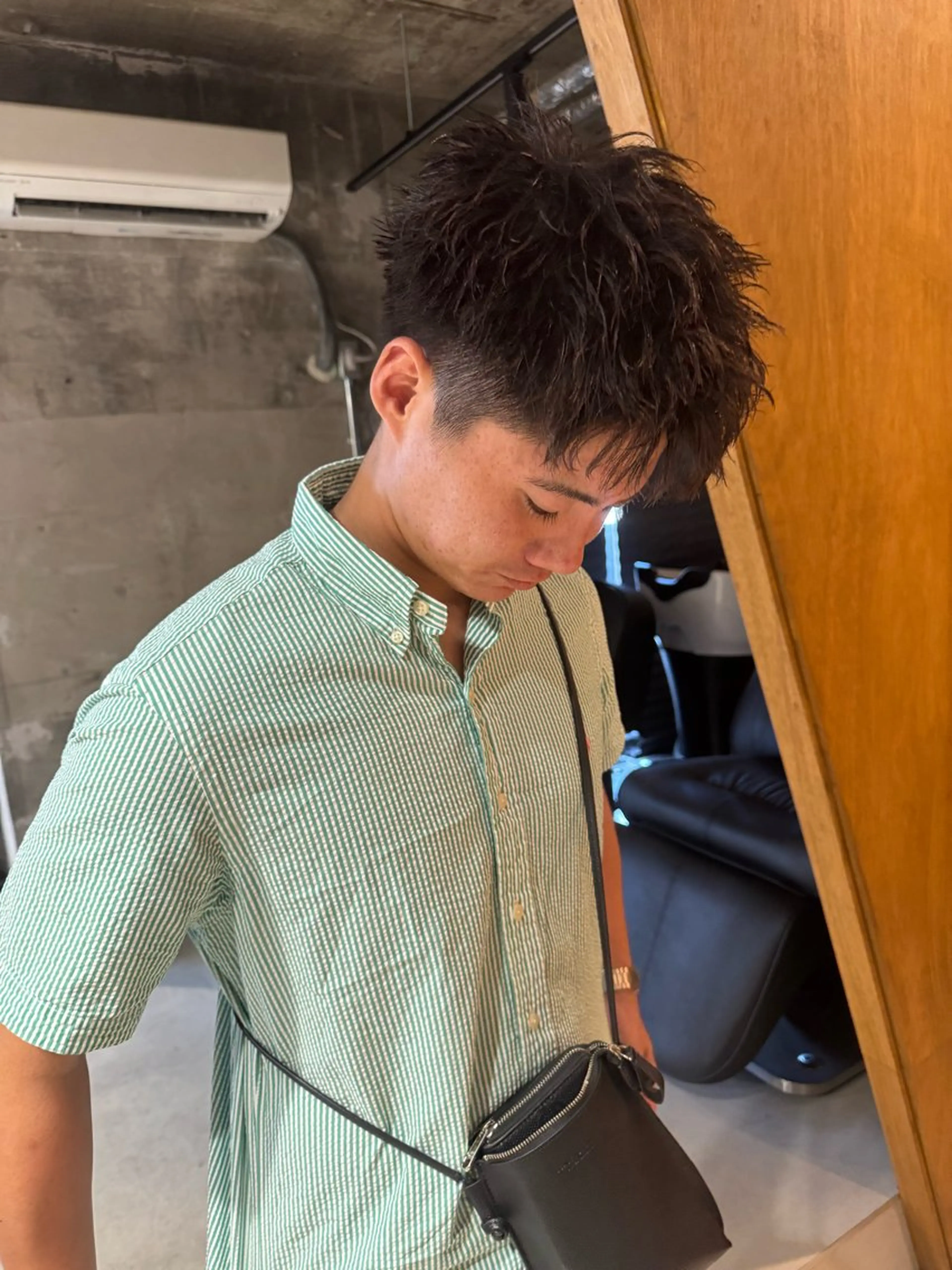 ショート カラー パーマ ヘアアレンジ メンズ メンズバレイヤージュ メンズブリーチ センターパート フェザーパーマ メンズハイライト メンズ特化 しゅうへいのヘアスタイル