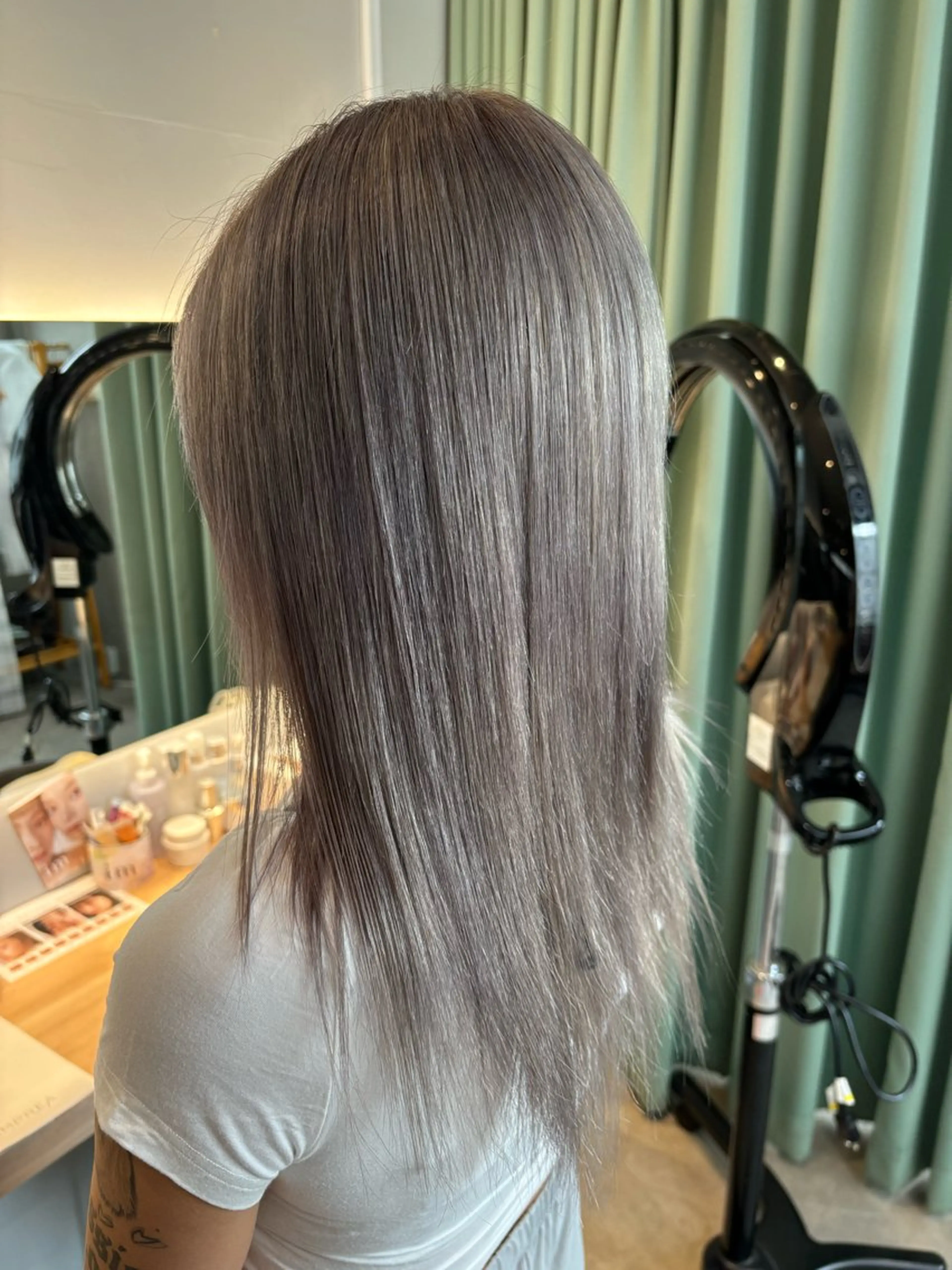 セミロング カラー ブリーチ ケアブリーチ シルバー ヘアカラー りあの🎀 /暖色カラー🍒のヘアスタイル