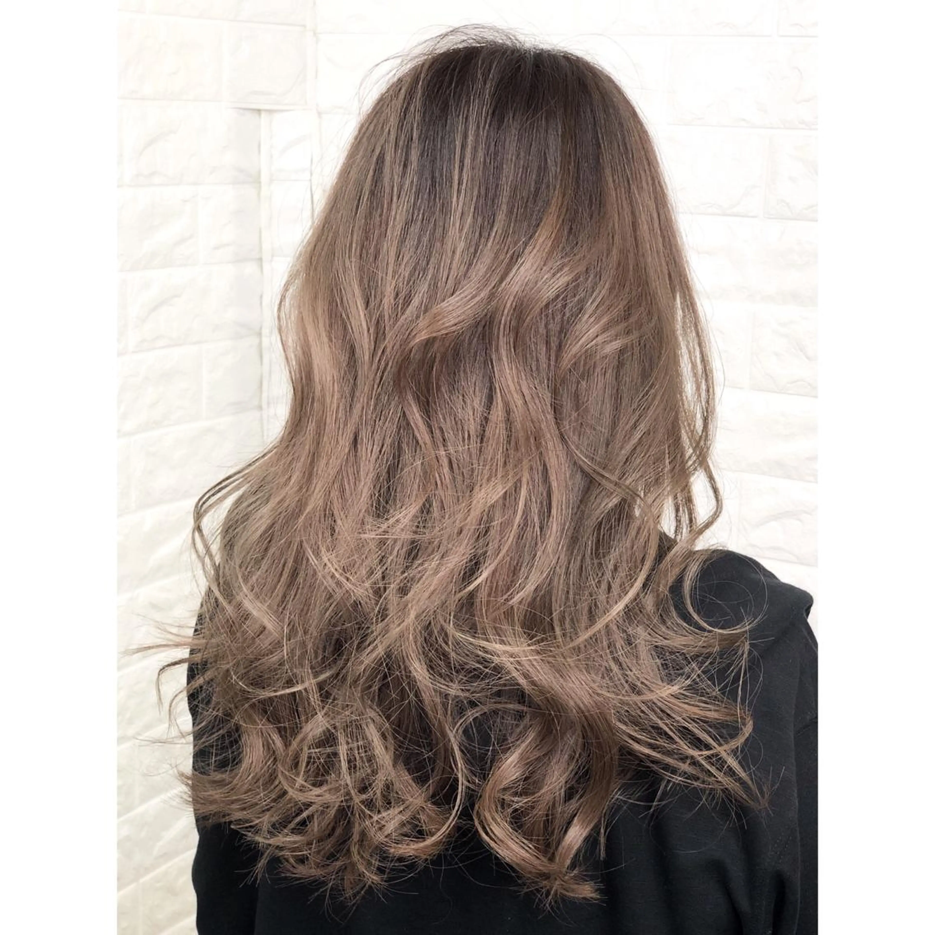 セミロング カラー ブリーチ 透明感カラー グレージュ ブリーチなしカラー KIZU 髪質改善 オカルト怪談のヘアスタイル