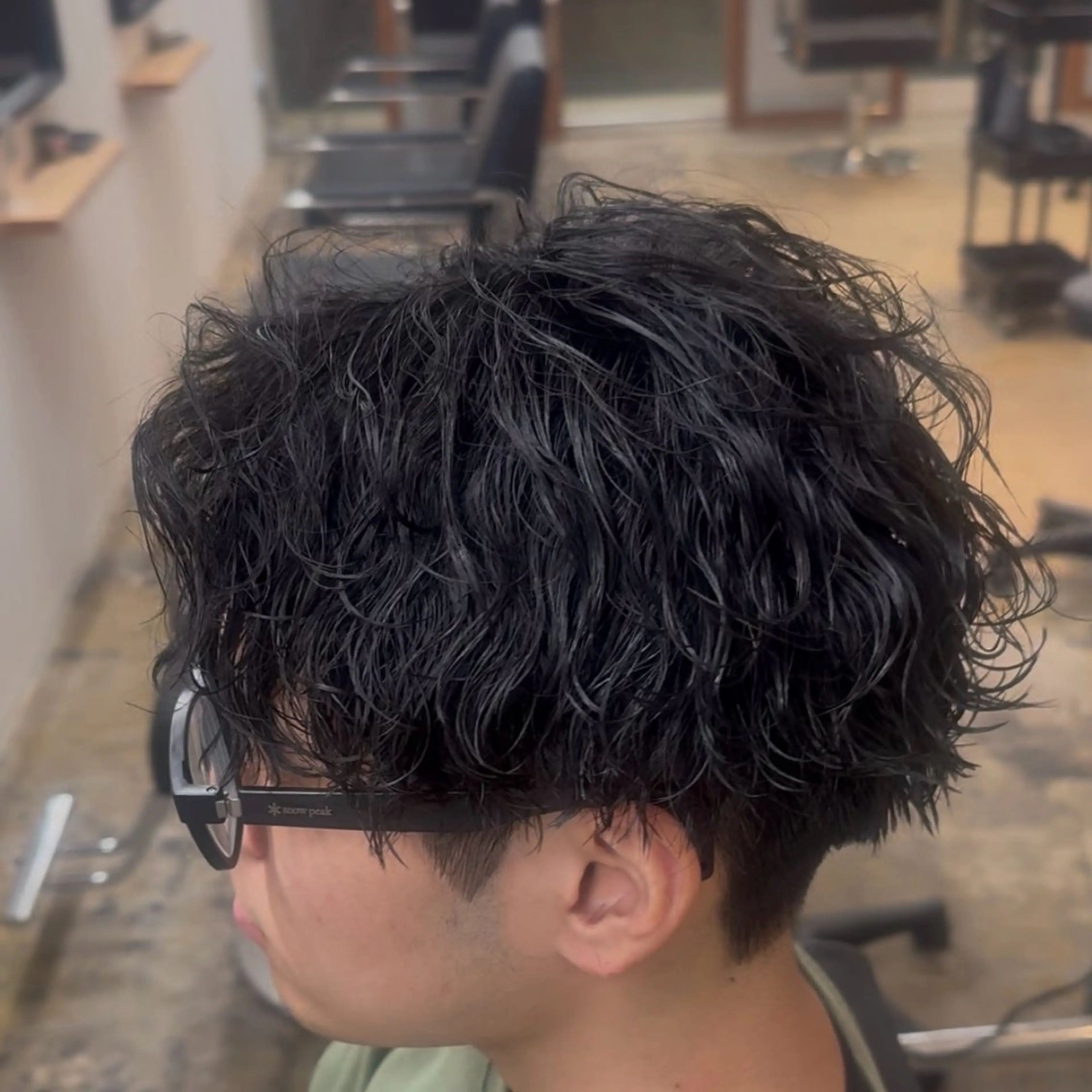 ミディアム パーマ メンズ センターパート 波巻きパーマ WAVE所属・西川 佑樹のヘアスタイル