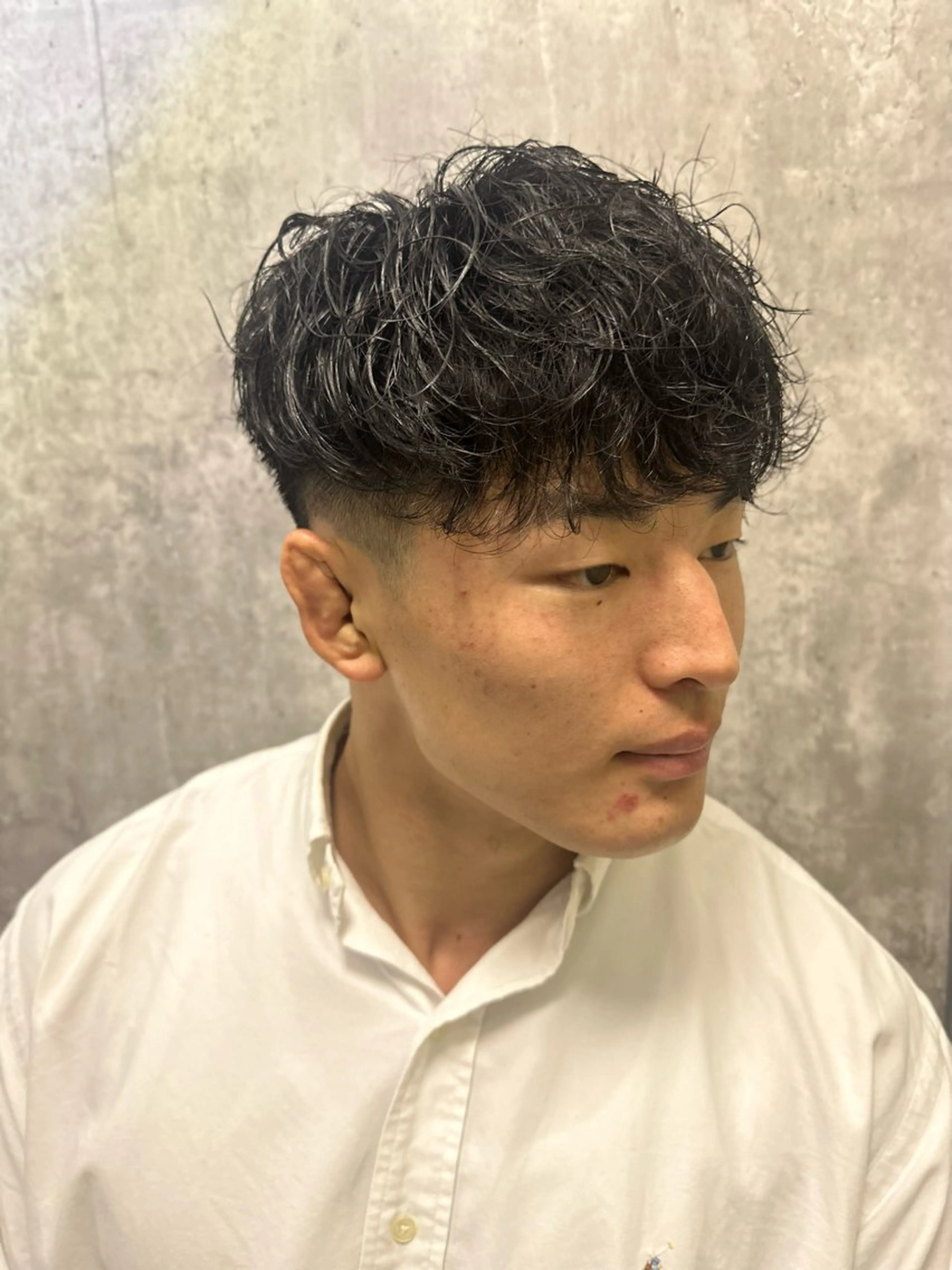 ミディアム パーマ メンズ ヒロ銀座 東京駅八重洲店所属・【メンズ専門】🔥 カミマンのヘアスタイル