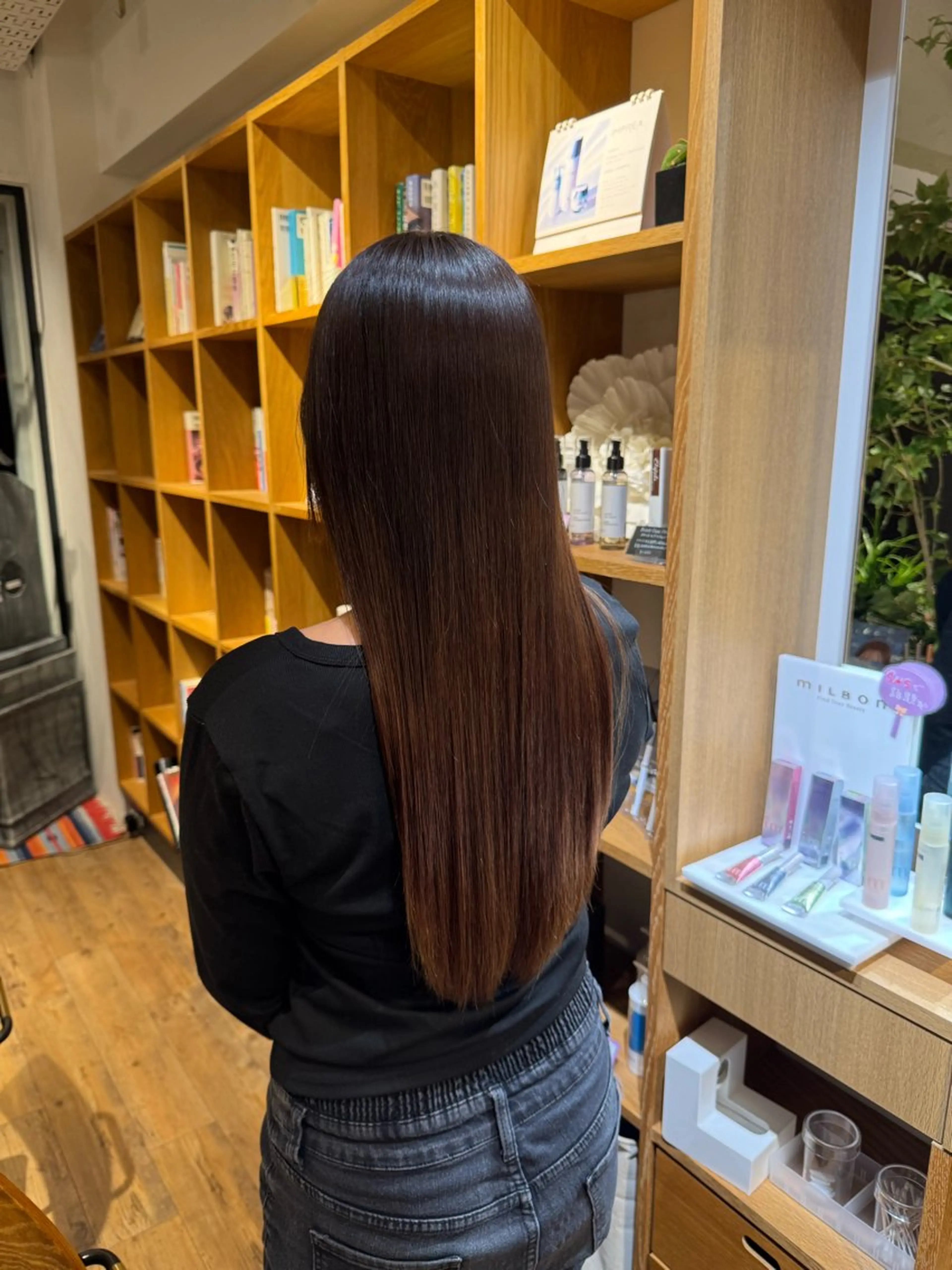 セミロング カット 縮毛矯正 トリートメント afloatkobe所属・美髪/髪質改善 川口凌弥のヘアスタイル