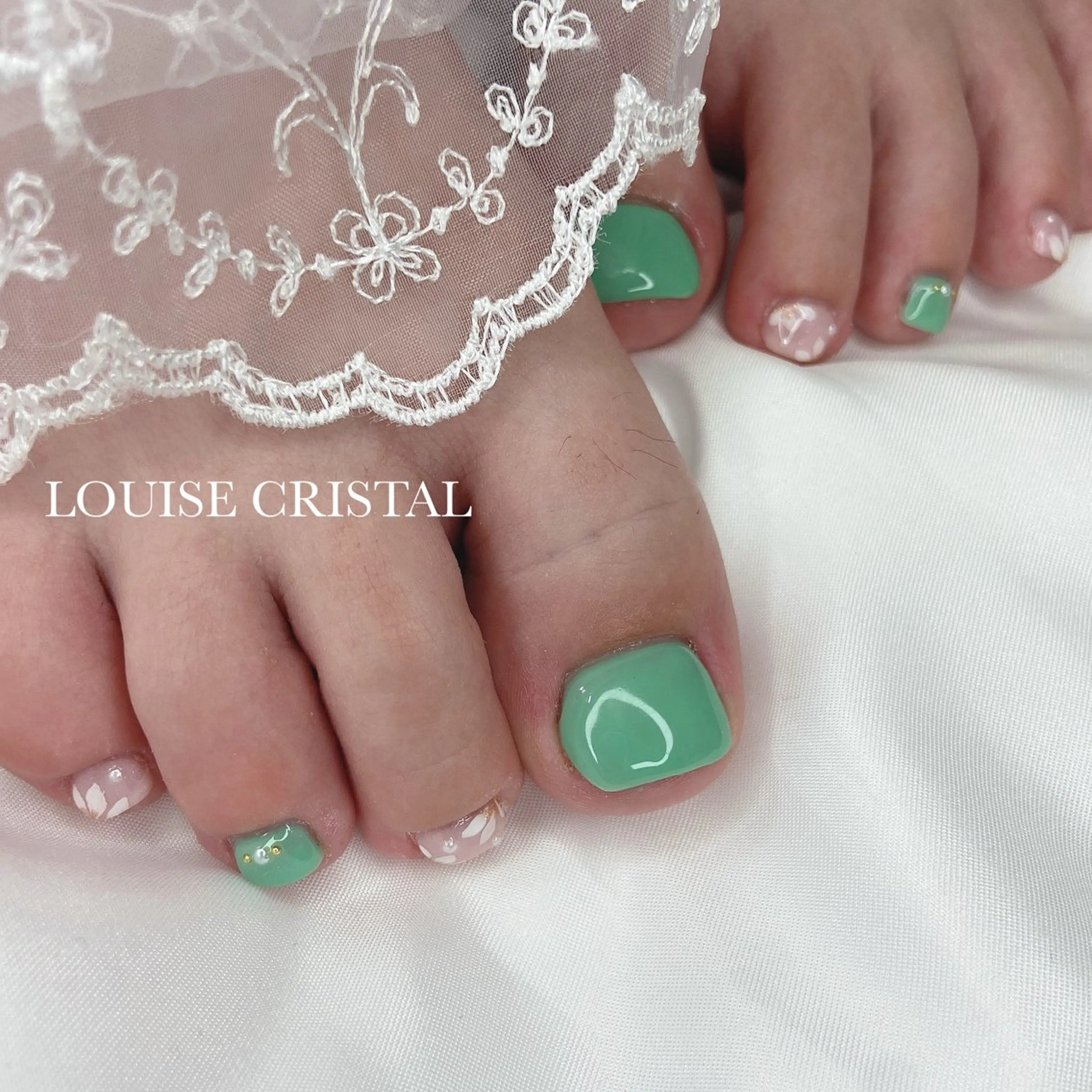 ネイル フットネイル LOUISE CRYSTALのネイルデザイン