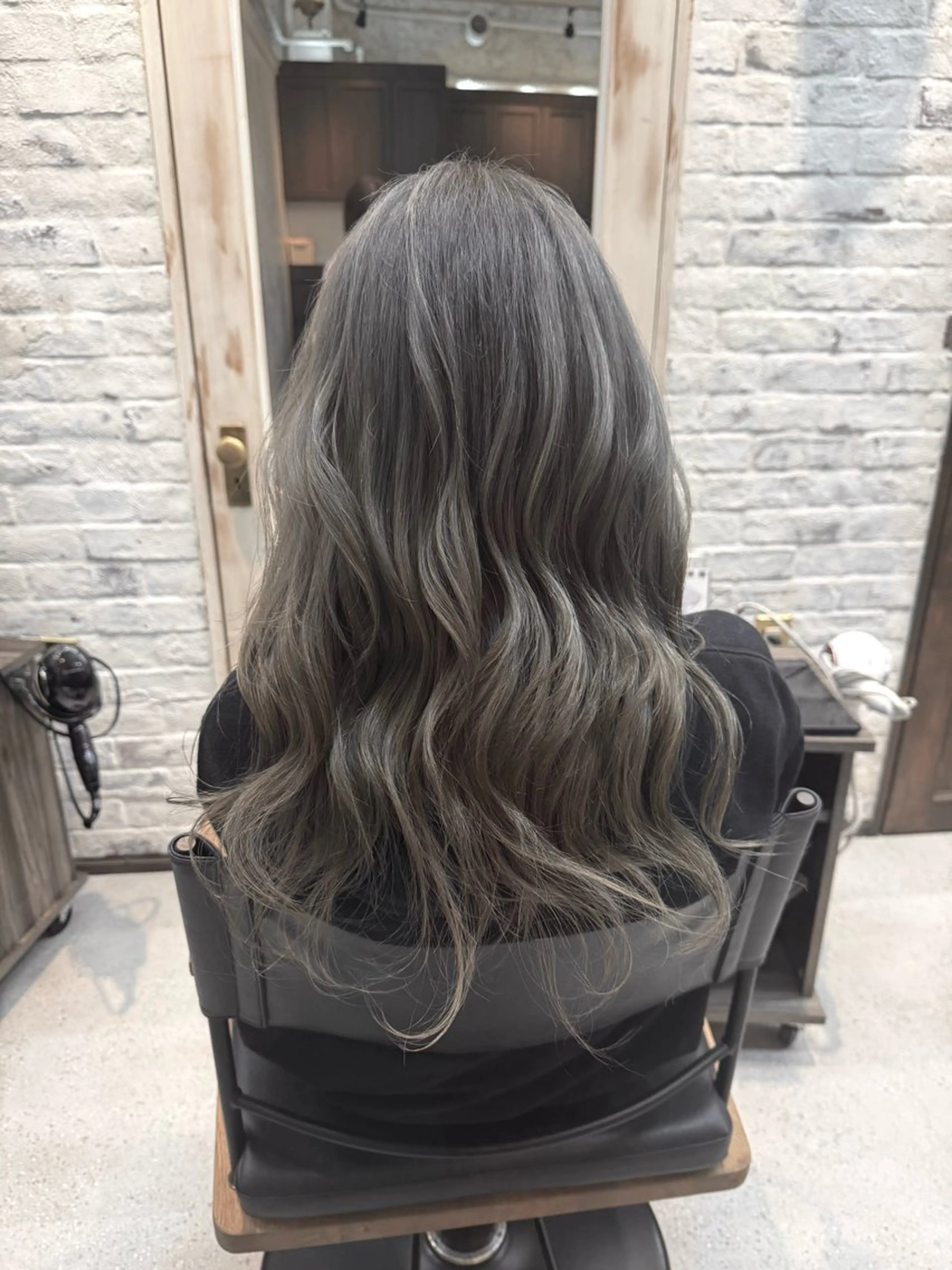 ロング カラー 西出 茉燦のヘアスタイル