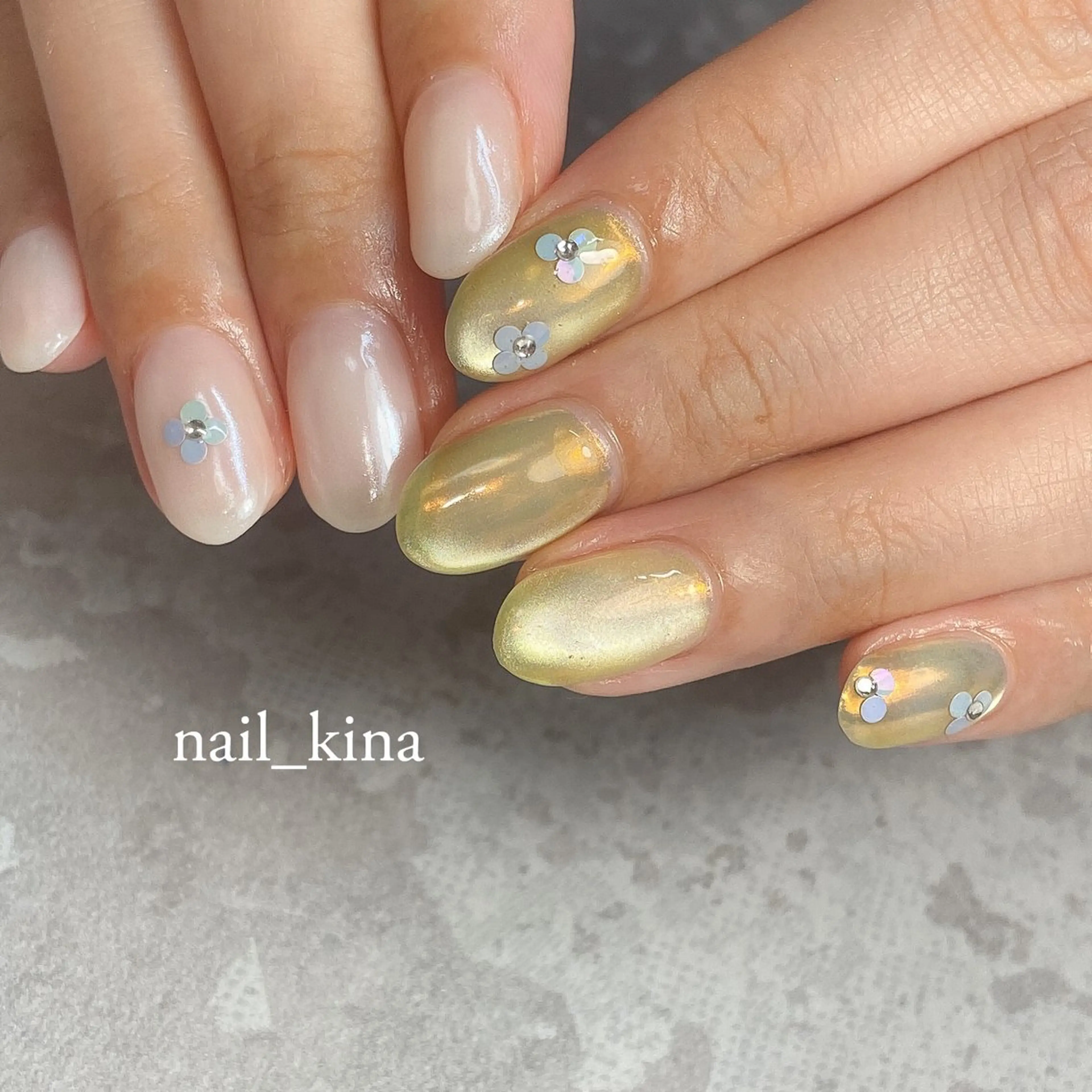 ネイル オーロラネイル マグネットネイル ホワイト 黄色 nail_ kinaのネイルデザイン