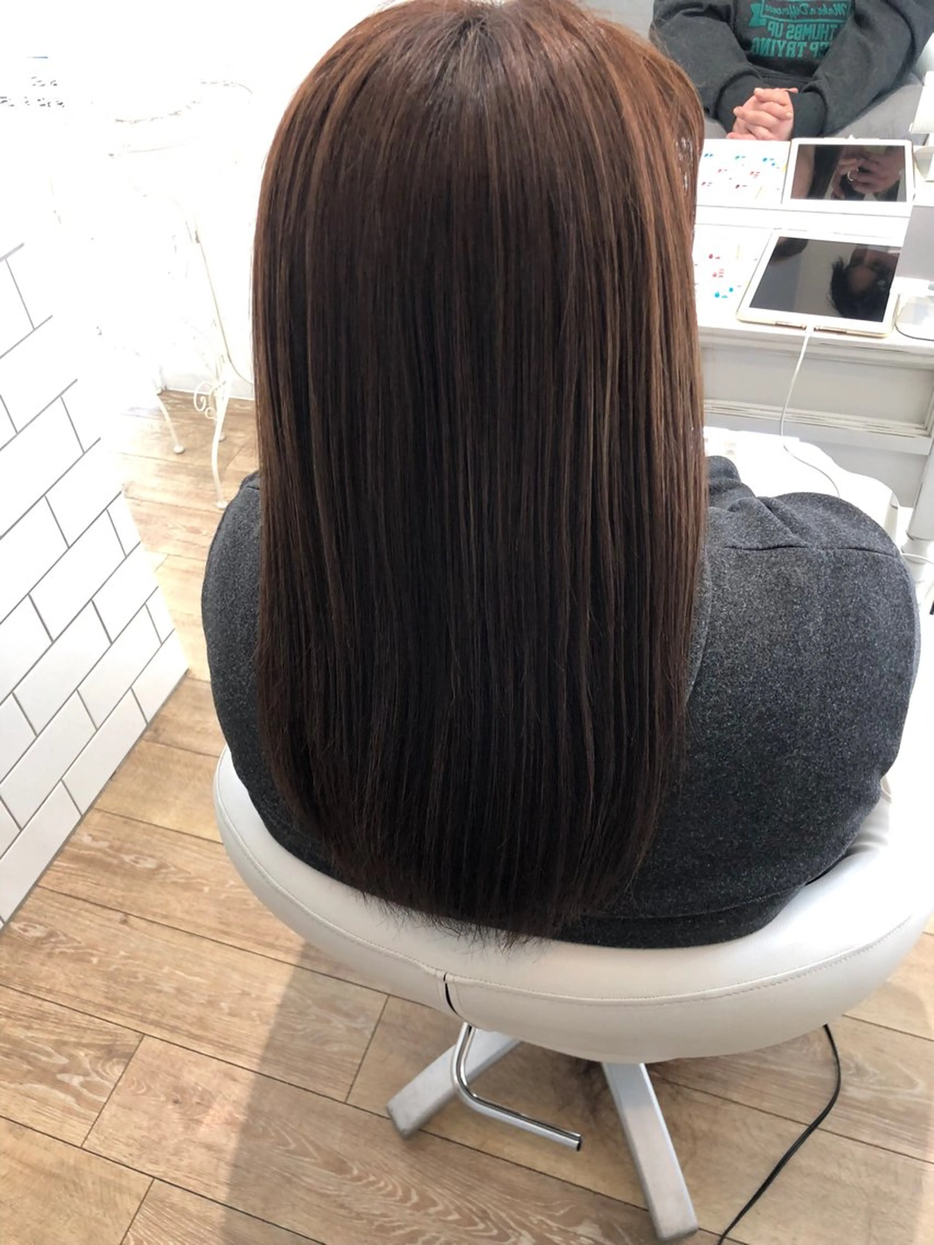 ミディアム カラー グレージュ ブリーチ無し白髪ぼか し/艶髪/津嘉山のヘアスタイル