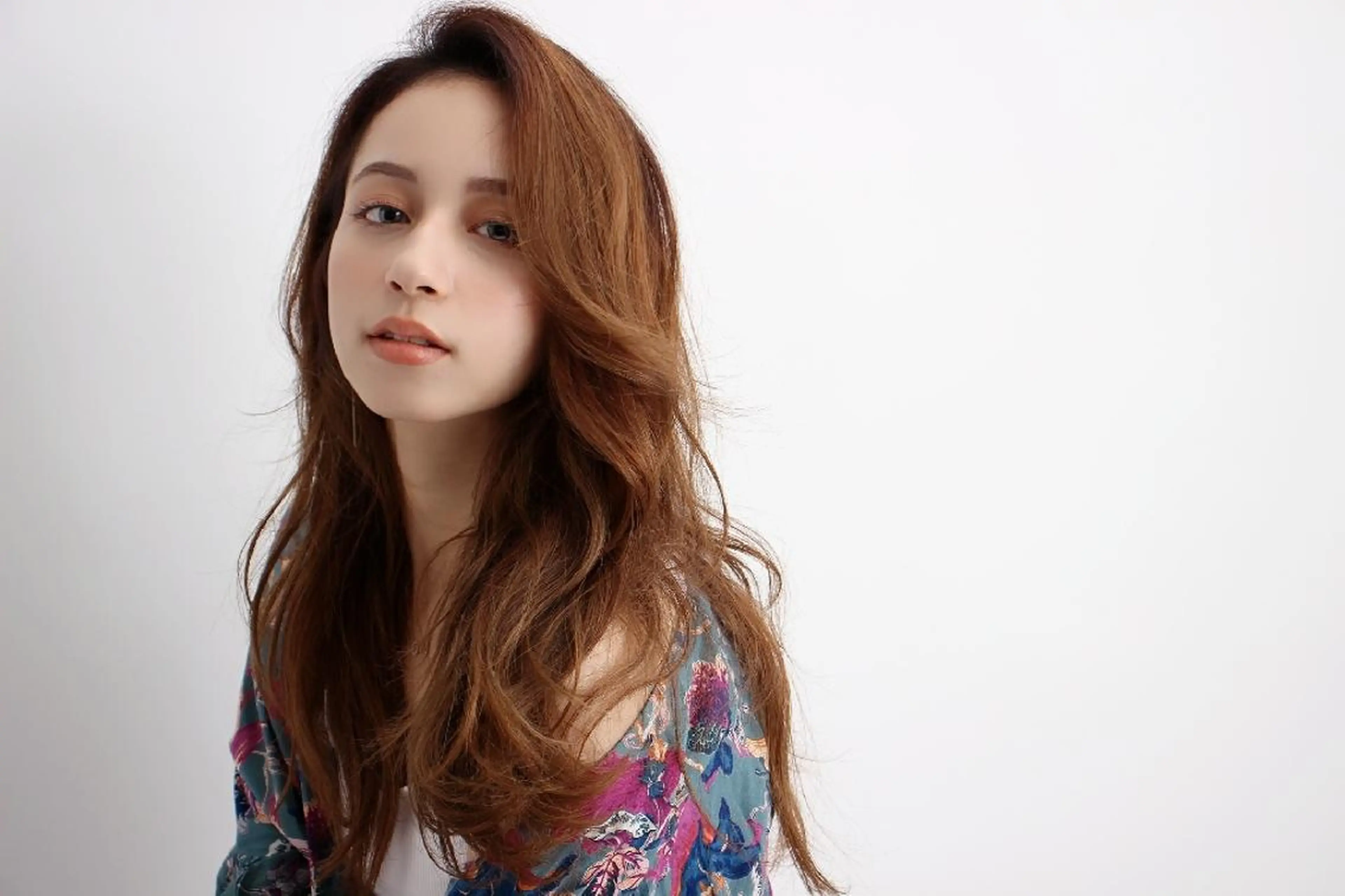 ミディアム パーマ カラー ネイル ミディアムパーマ アディクシーカラー ブリーチ ブルーカラー デザインカラー お得💮全メニュー 🎊30%Off🎉のヘアスタイル