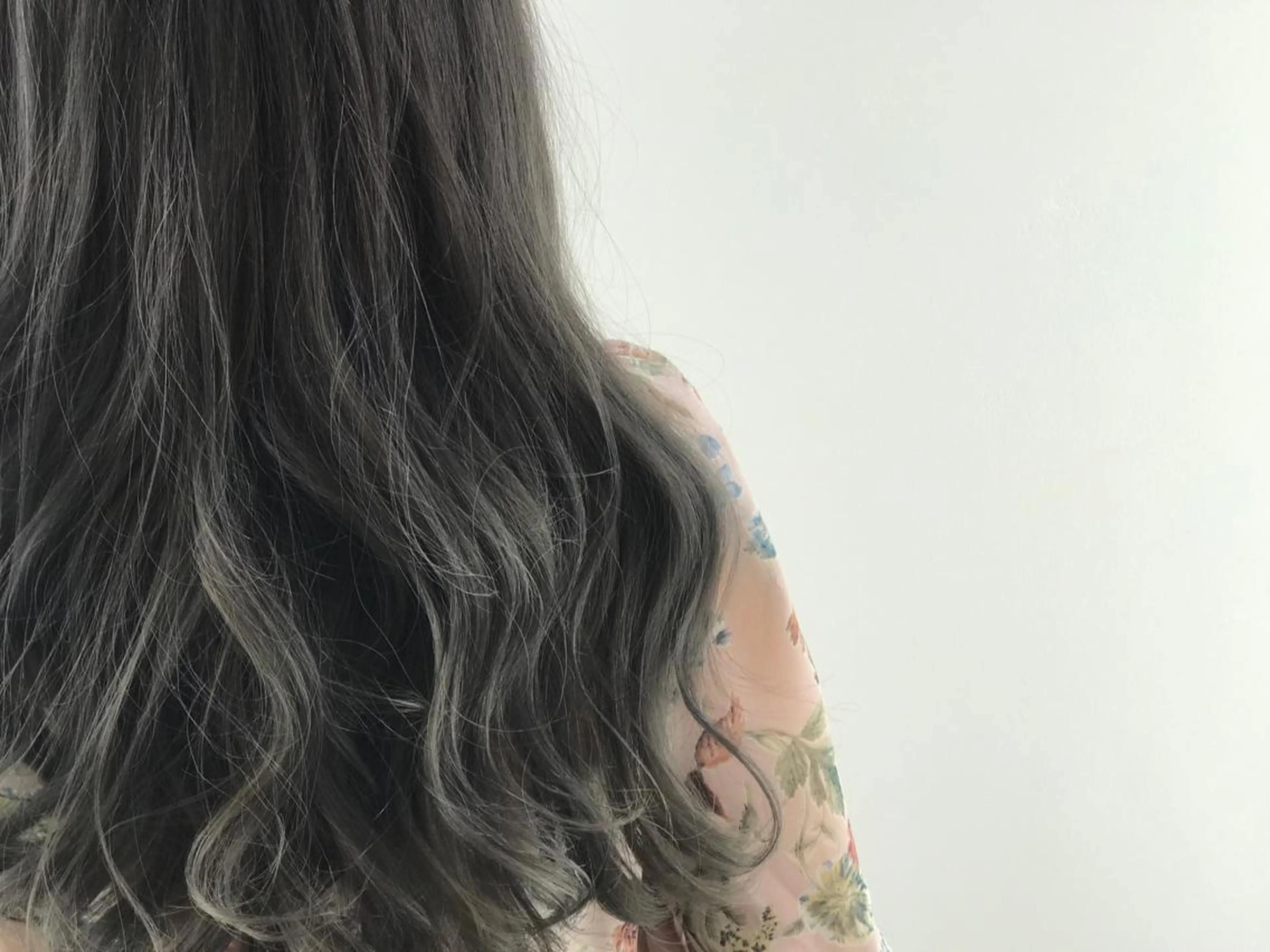 ロング カラー ブリーチ グレージュ シルバー Strawberry所属・原田 志保のヘアスタイル