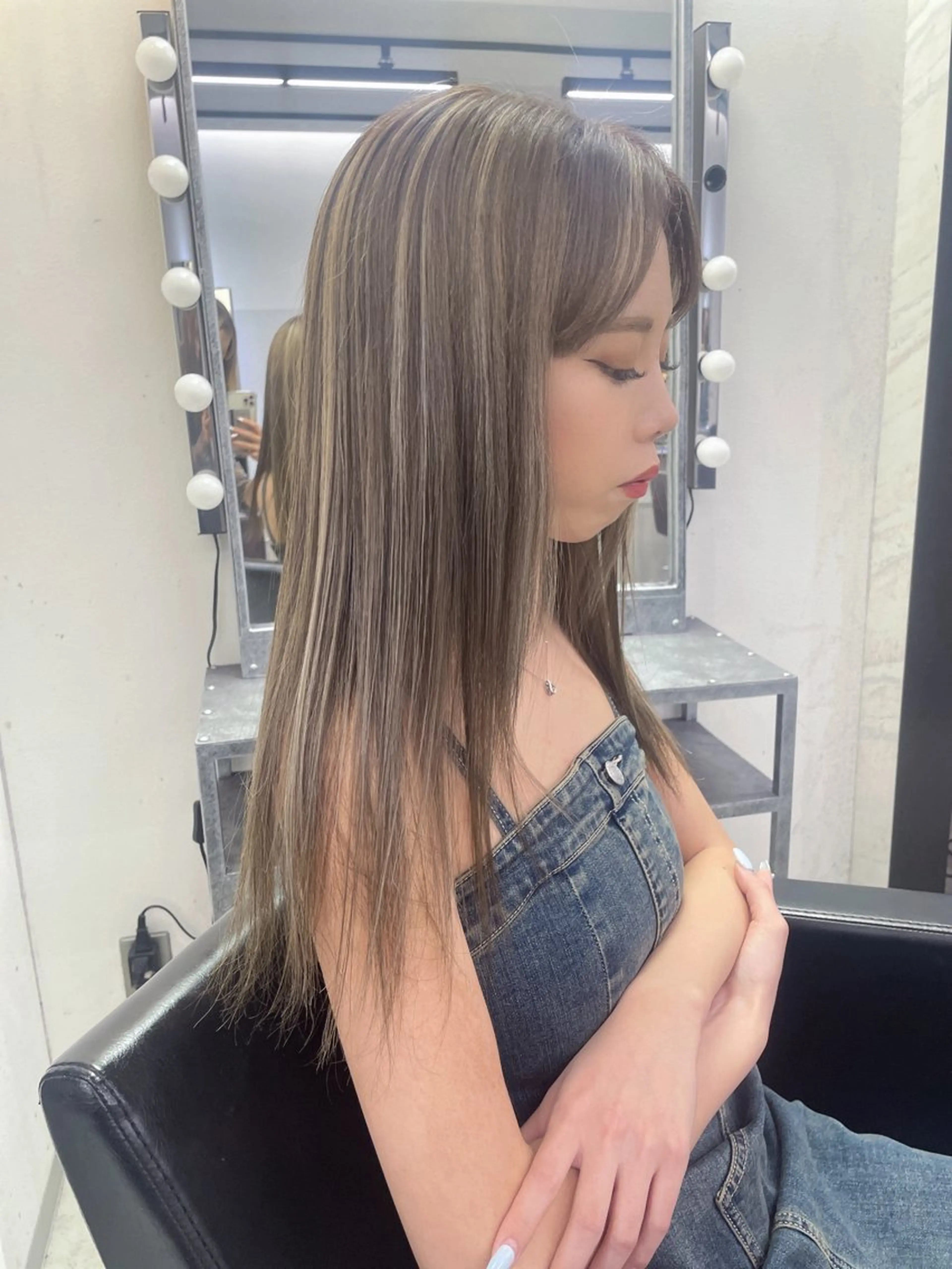 カラー ハイライトカラー AIRI layer cut hairのヘアスタイル