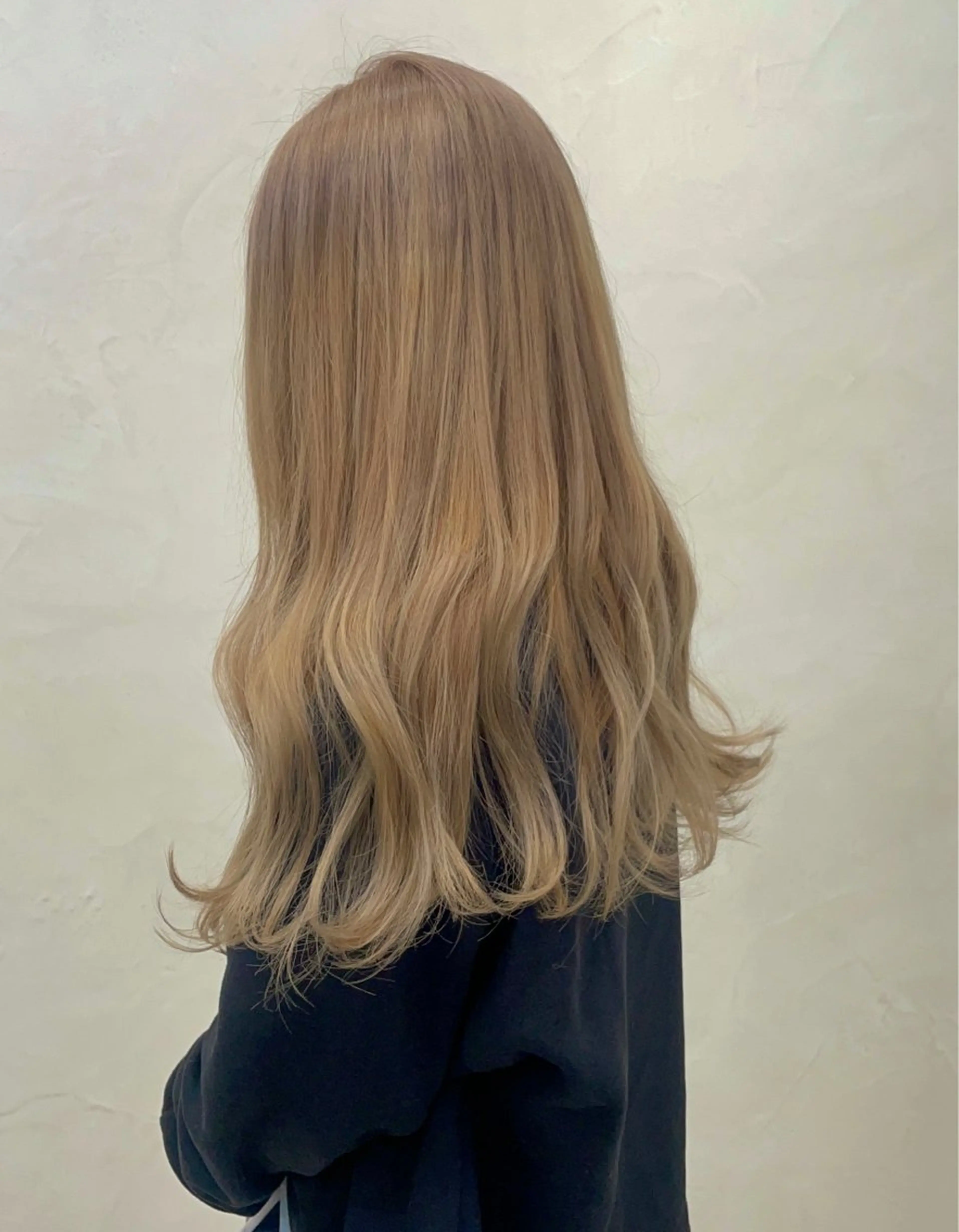 ロング ヘアカラー 尾形 日和のヘアスタイル