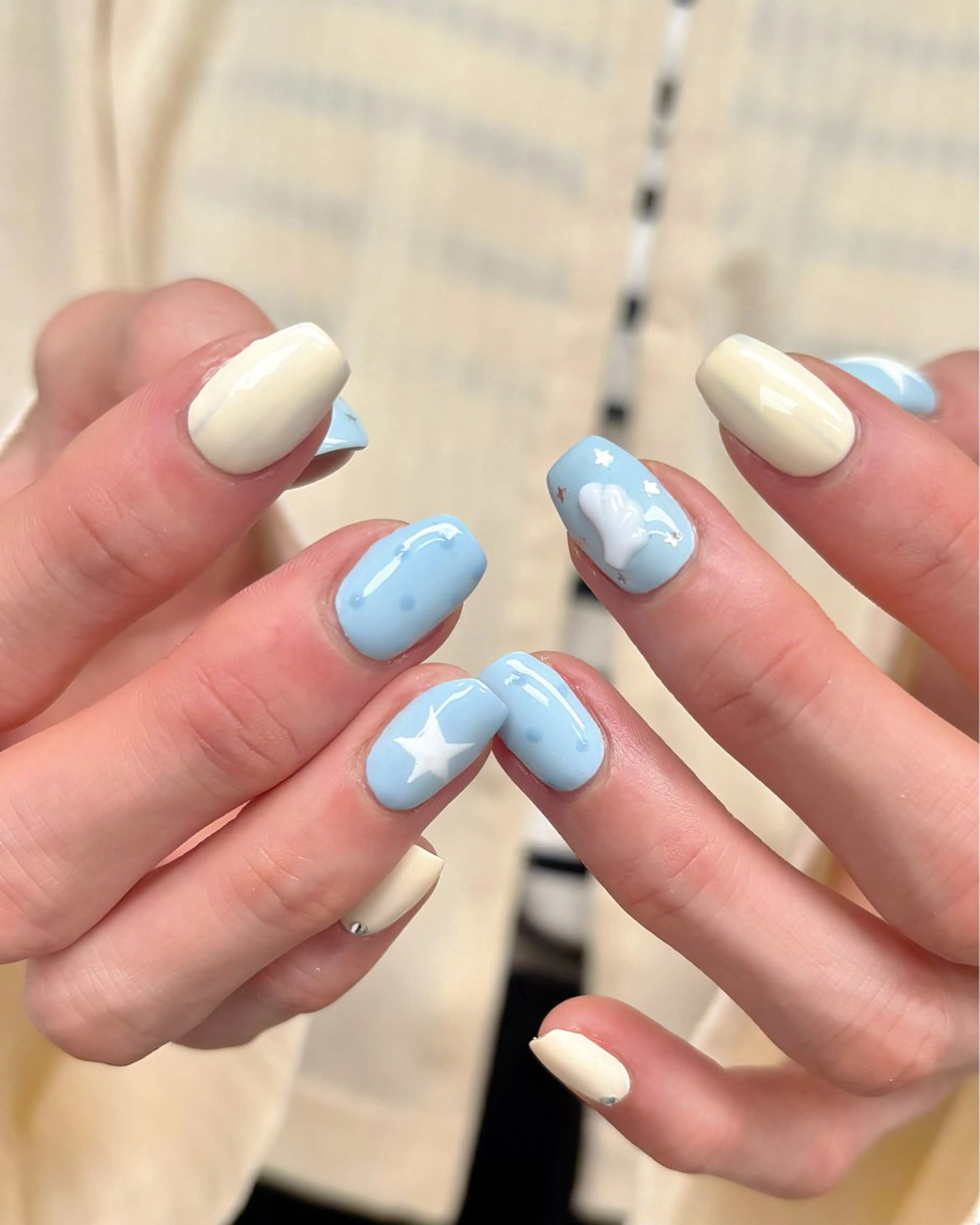 ネイル 水色 ホワイト ハンドネイル ハンドケア 🎀NAIL🎀 AI🪄︎︎◝✩のネイルデザイン
