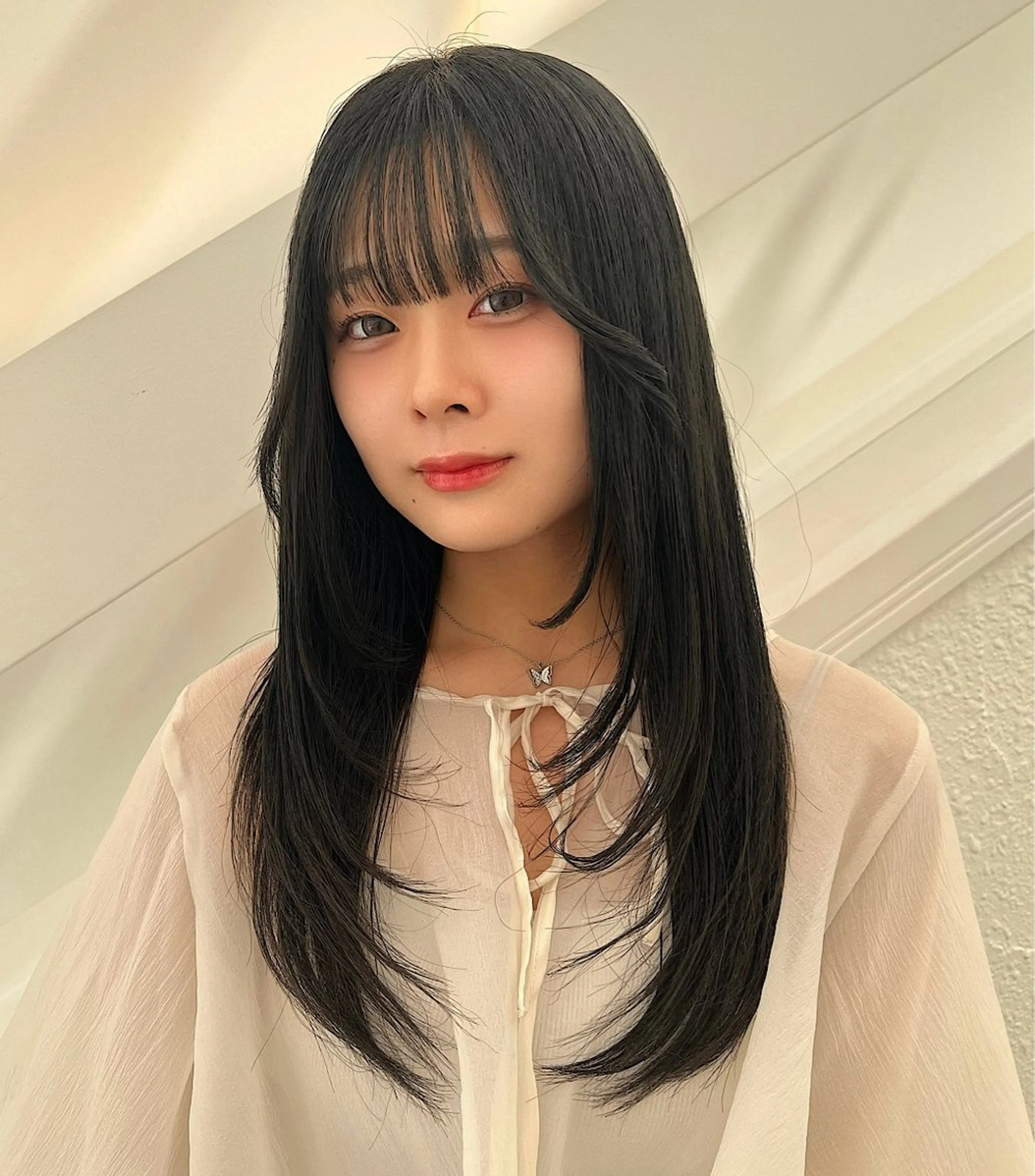 ミディアム カラー 黒髪 ブルーカラー ブルーブラック 透明感カラー 顔まわりレイヤー カット ヘアカラー トリートメント 💎透明感カラー特化 💎TAISEIのヘアスタイル