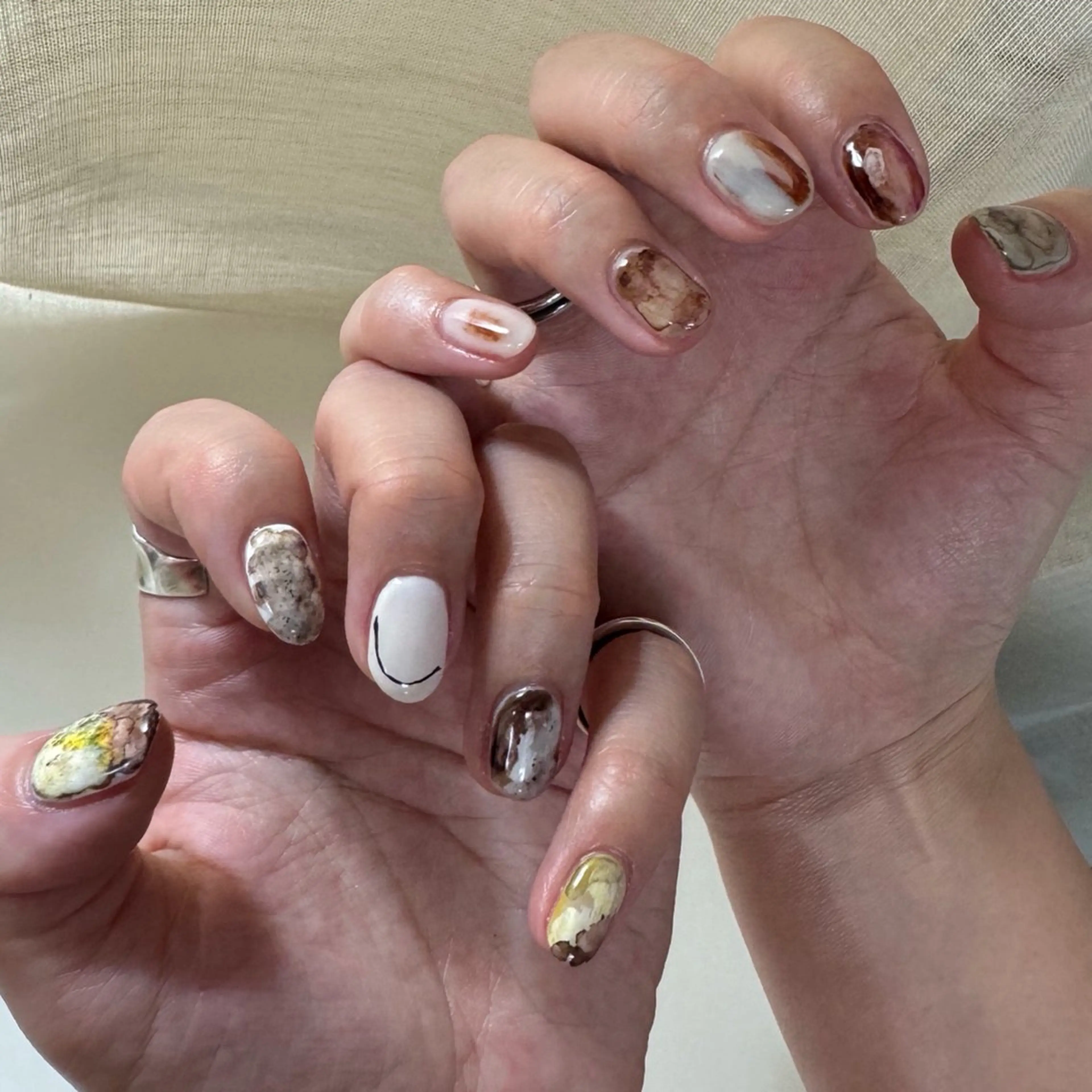 ネイル アートネイル べっ甲ネイル ジェルネイル グリーン キラキラネイル nailstudio eviz新宿店のネイルデザイン
