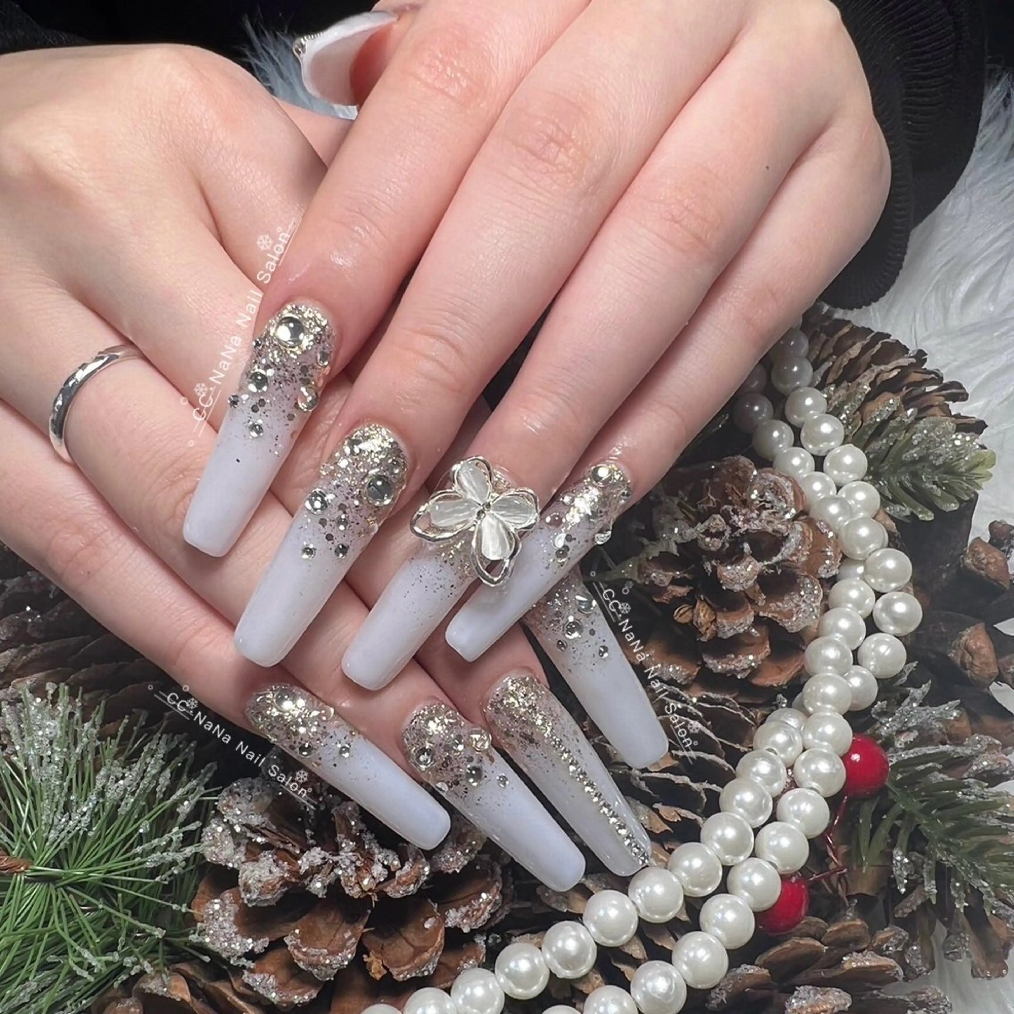 ネイル キラキラネイル 韓国ネイル ロングネイル ワンホンネイル ホワイト ハンドネイル CC NaNa ワンホンネイル🌙Nのネイルデザイン