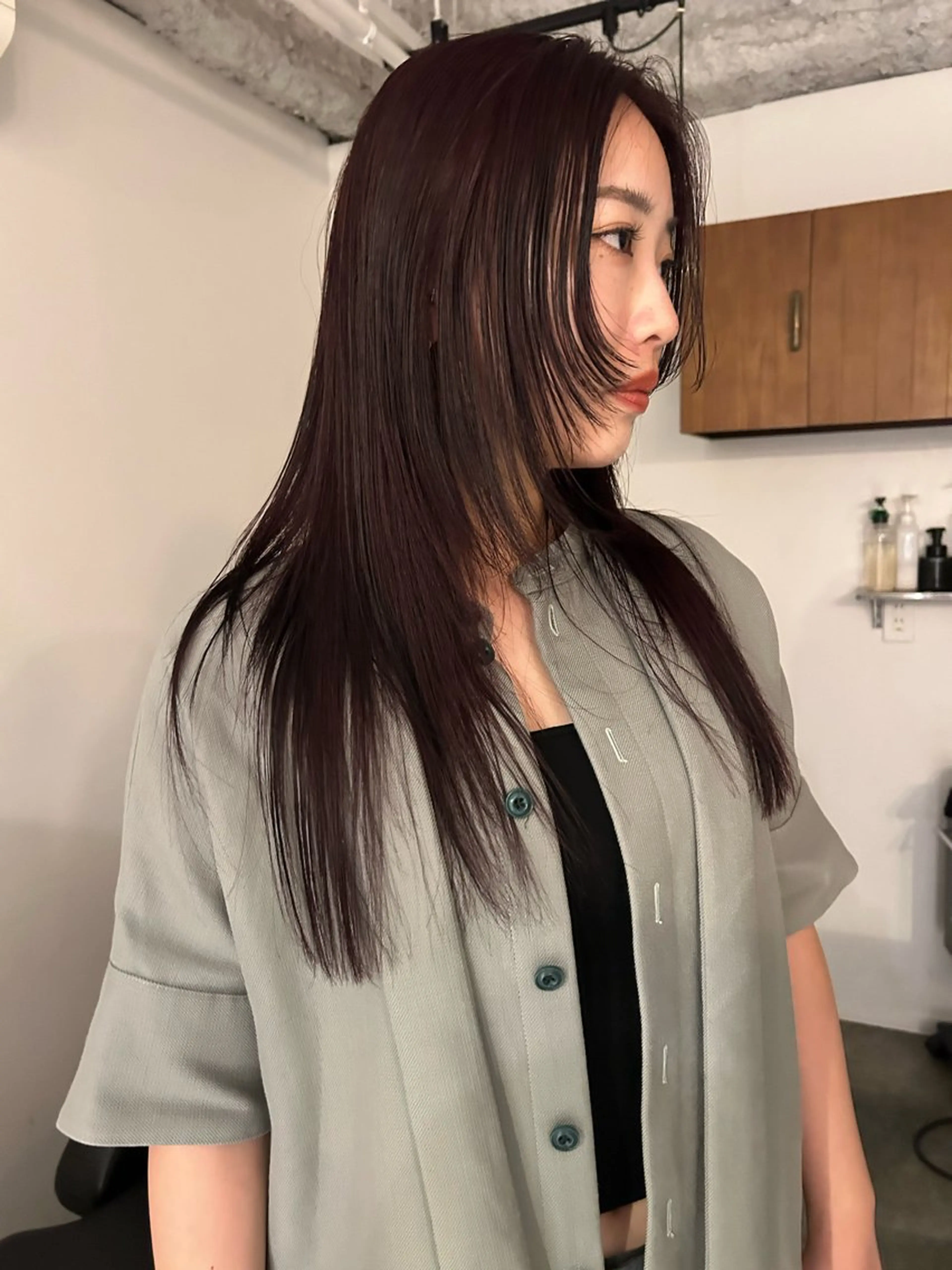 ロング カラー ブラウンカラー レッドカラー レッドブラウン レイヤーカット カット ヘアカラー トリートメント Loom.所属・村上雅人 ナチュラルモードのヘアスタイル