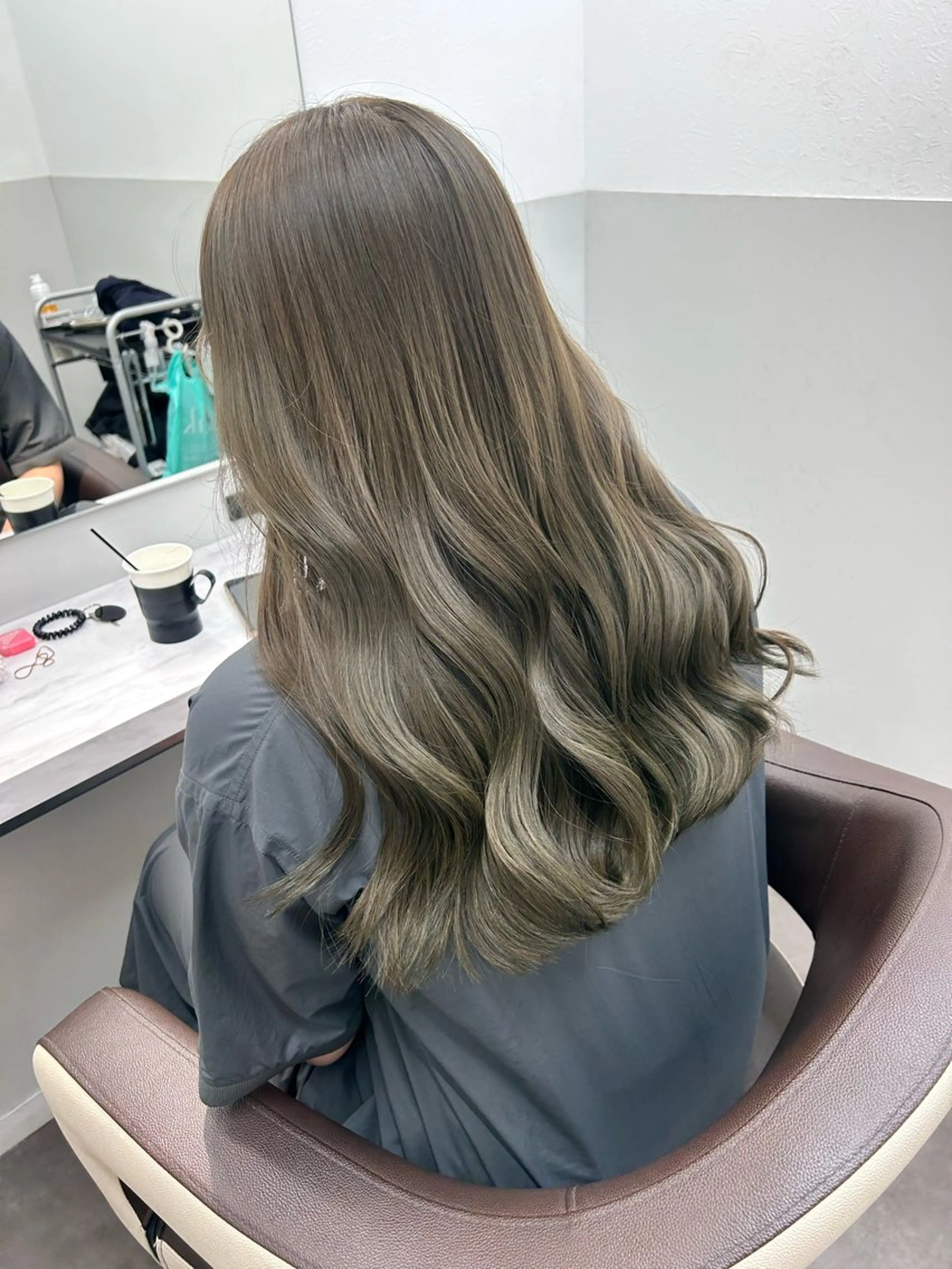 セミロング ヘアカラー SALOWIN新宿三丁目 Frente店所属・薄田 珠美のヘアスタイル