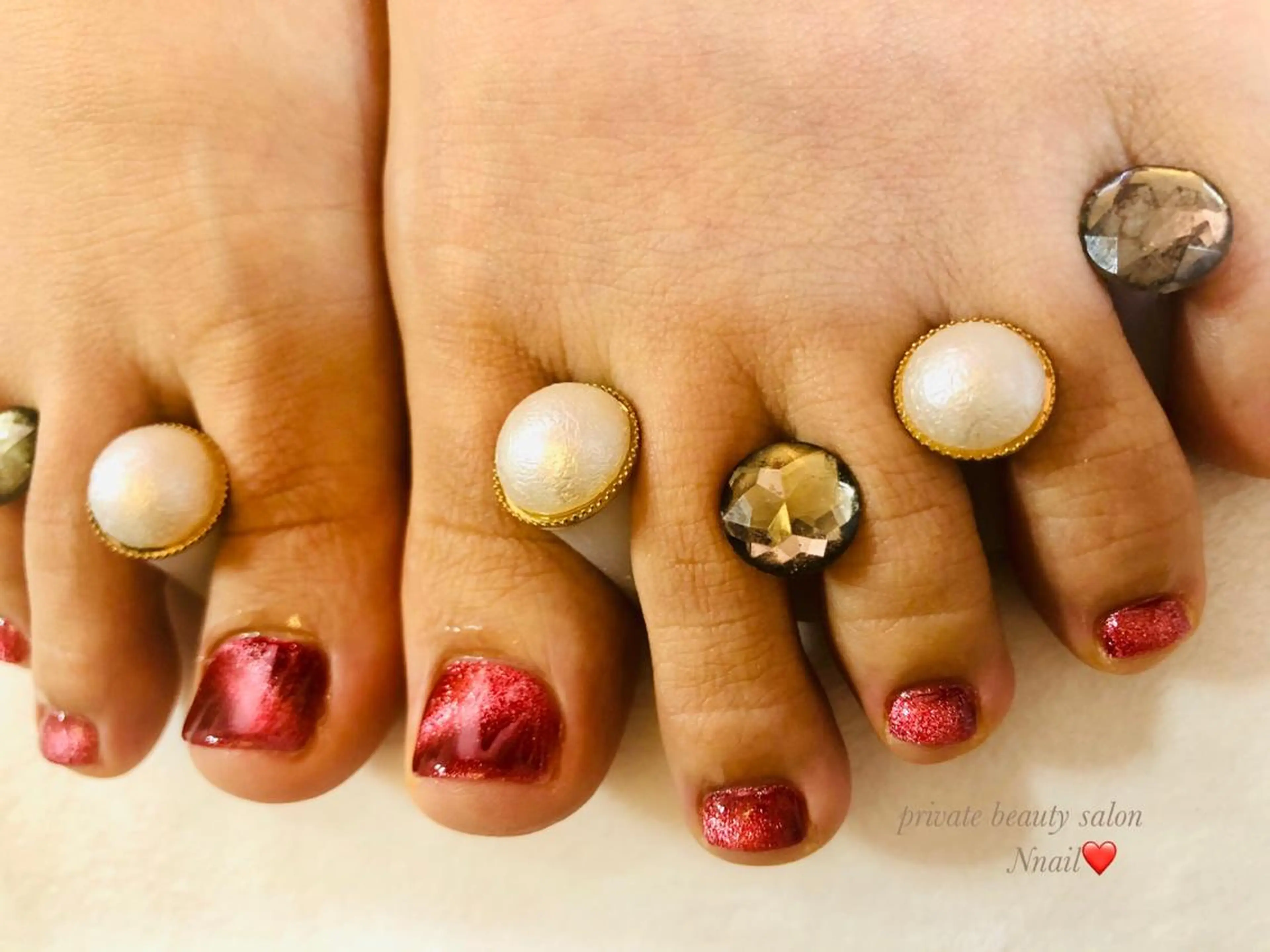 ネイル マグネットネイル ワンカラーネイル 赤色 フットネイル Nnail所属・🌿Nnail🌿 プライベートサロンのネイルデザイン