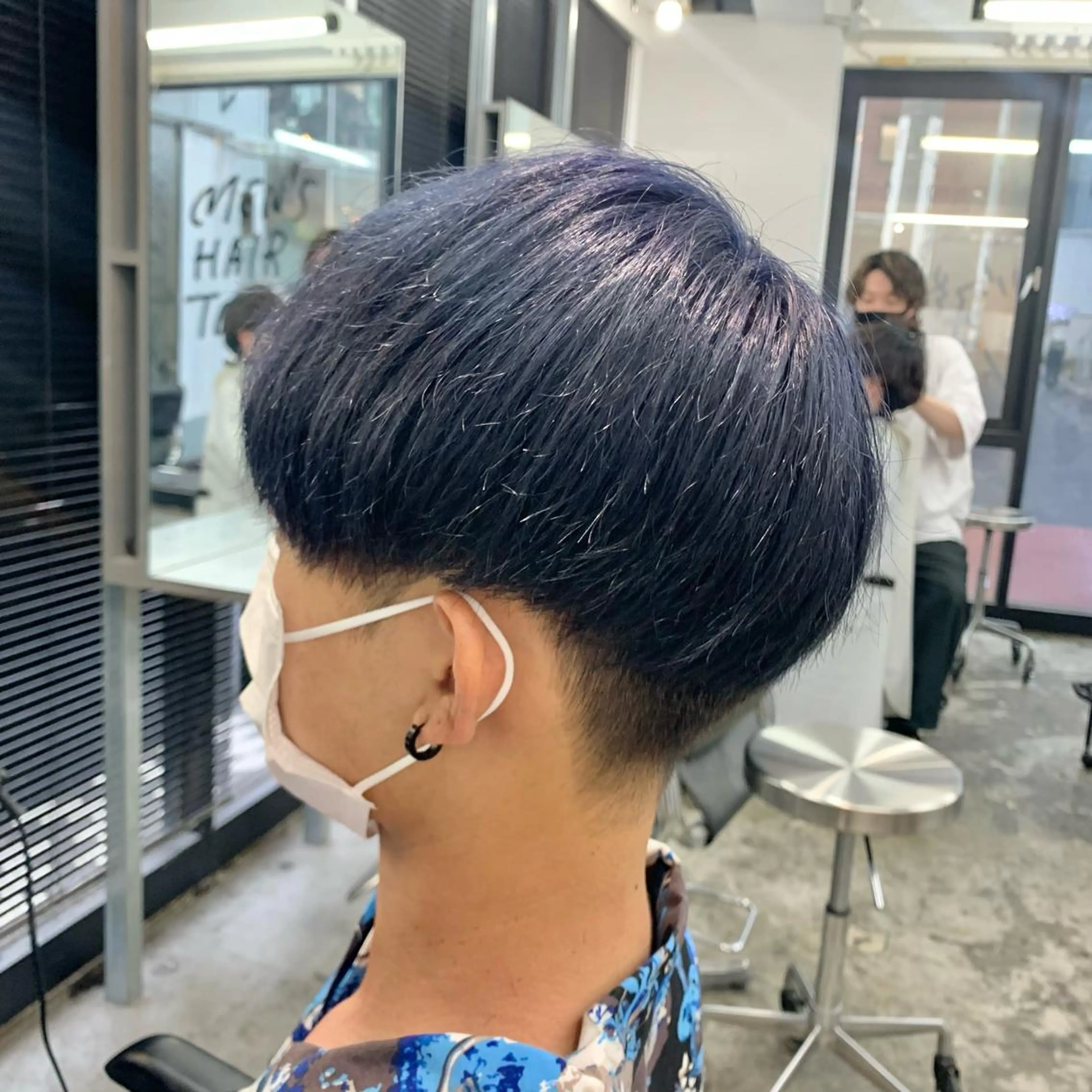 ショート カラー メンズ 黒髪 ブルーカラー ブルーブラック カット ヘアカラー メンズ特化美容師/ 藤戸 椋のヘアスタイル