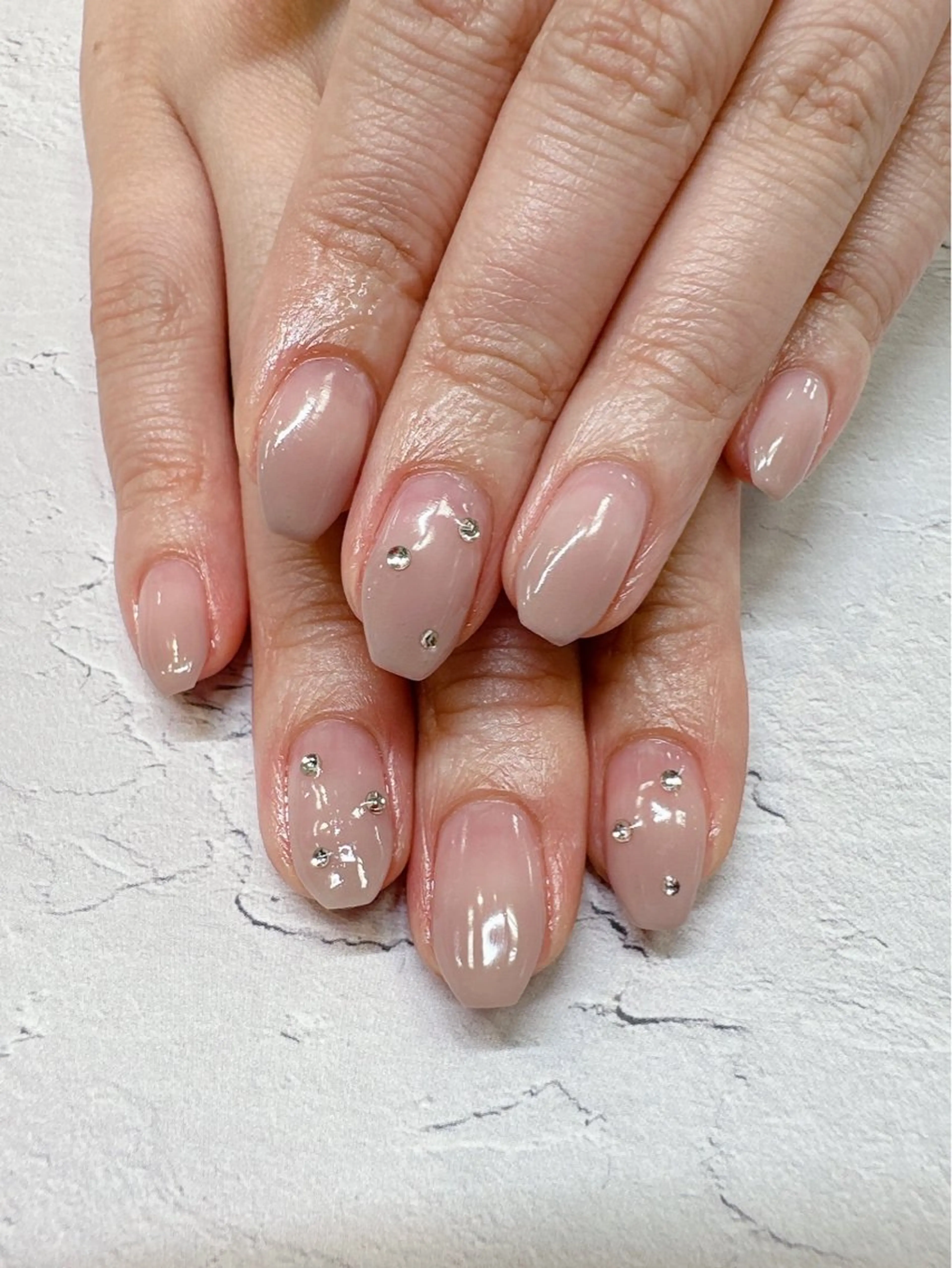 ネイル グラデーション ストーンネイル ハンドネイル nailist SATO【銀座】のネイルデザイン